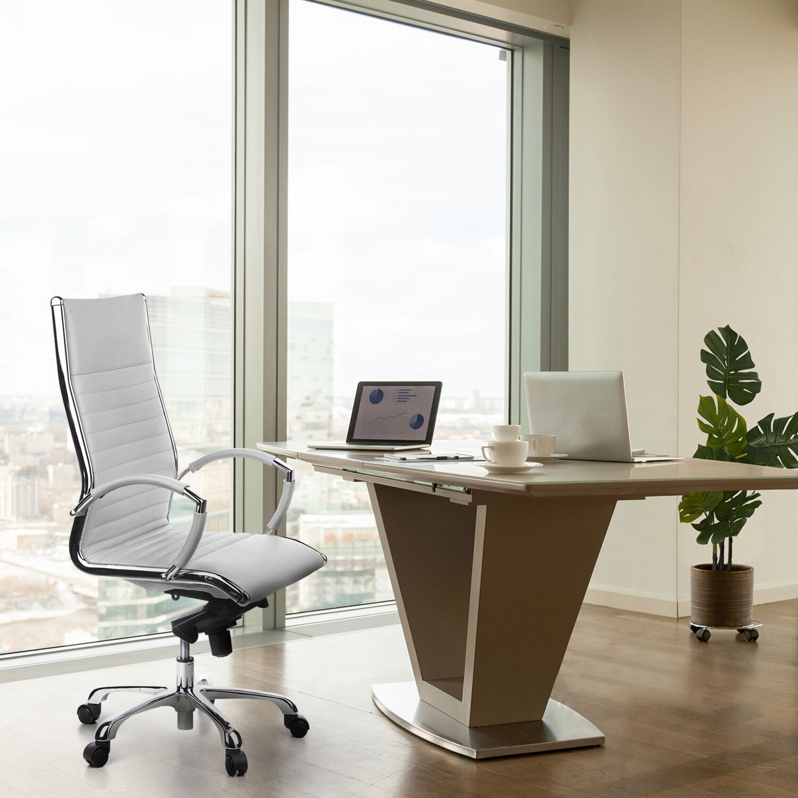 Modernes Büro mit weißem Ledersessel, Laptop auf dem Tisch und einer großen Pflanze vor raumhohen Fenstern.