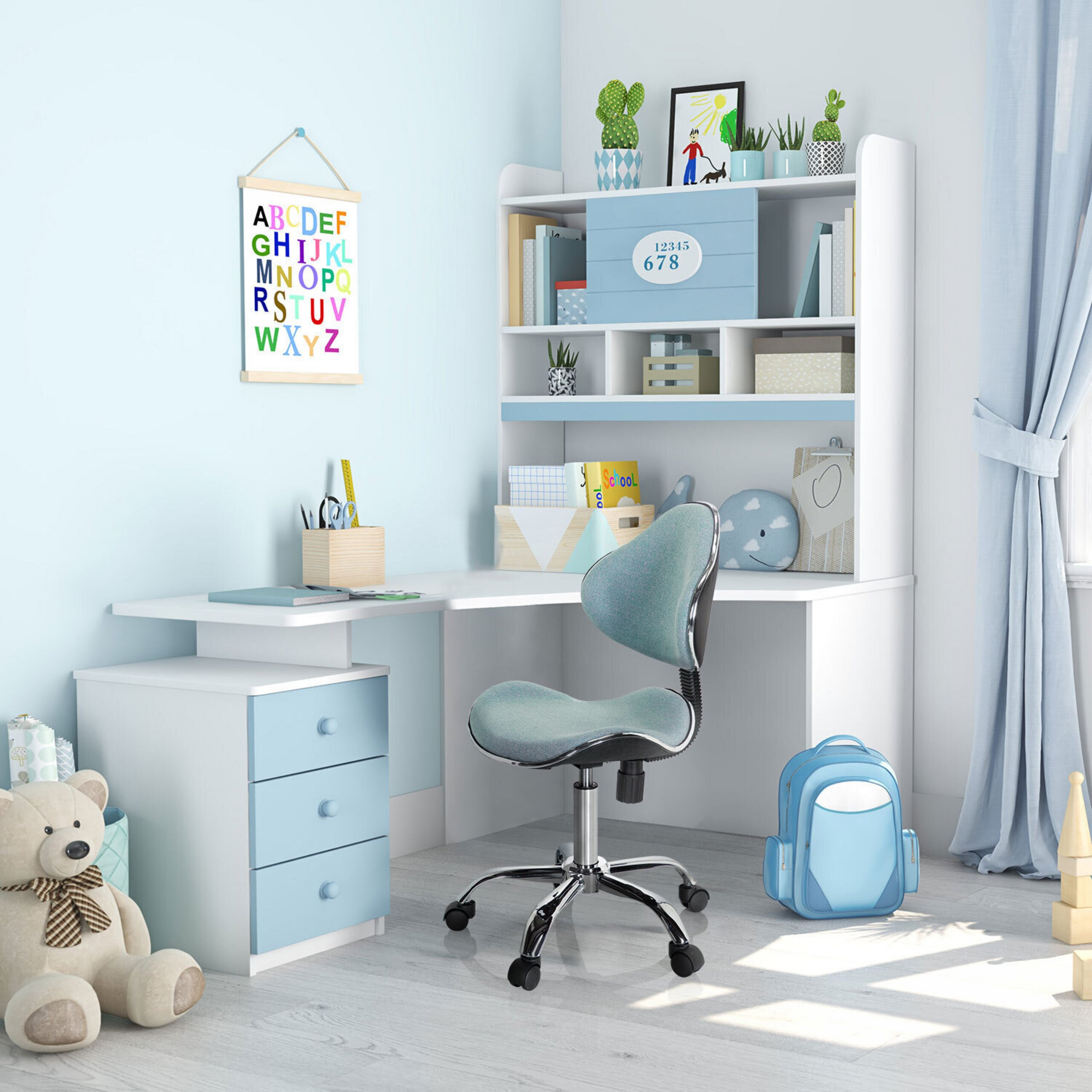 Ein Kinderschreibtisch mit Schubladen, passendem Stuhl, blauem Rucksack und Alphabet-Poster an der hellblauen Wand.