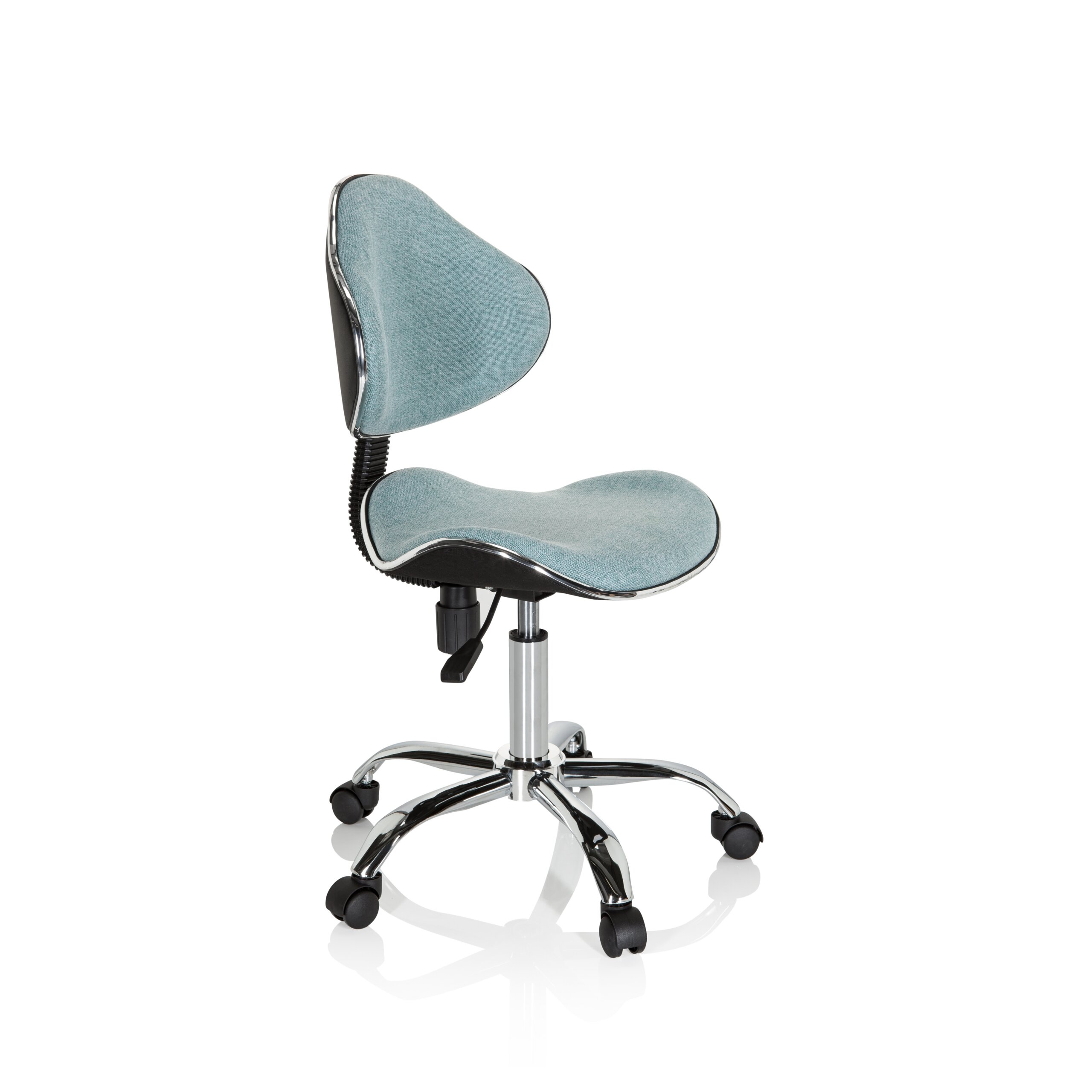 Ein blauer ergonomischer Drehstuhl mit verchromtem Gestell auf Rollen.