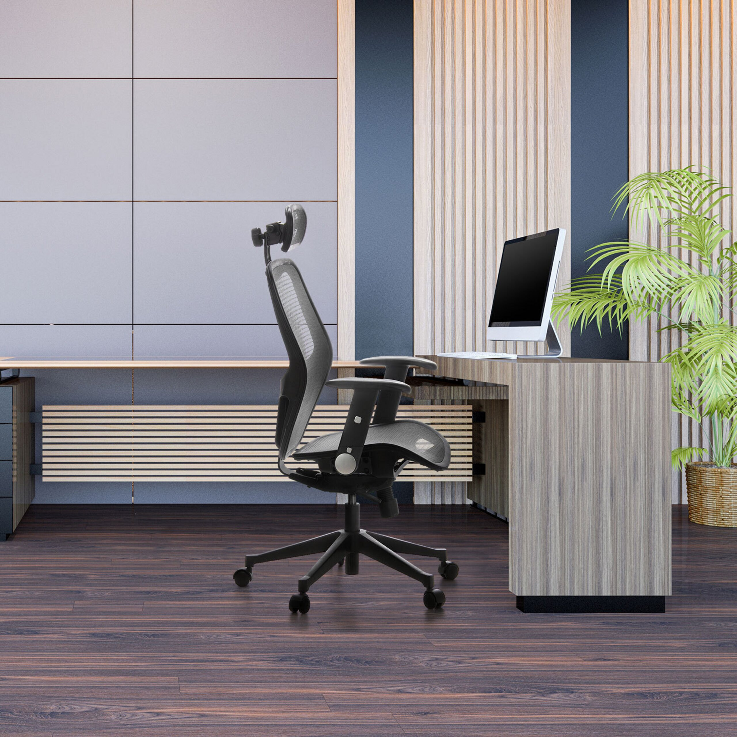 Ein modernes Büro hat einen schwarzen ergonomischen Netzstuhl, einen Holztisch mit Computer und eine Topfpflanze.
