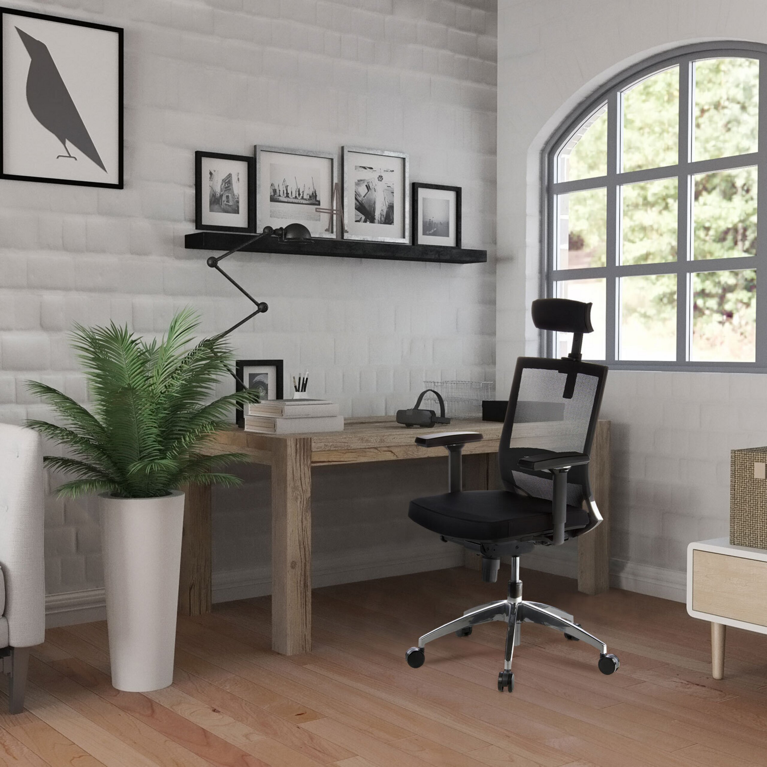 Moderne Schreibtisch mit schwarzem Stuhl, Pflanzen und Wandbildern vor einer weißen Ziegelwand.