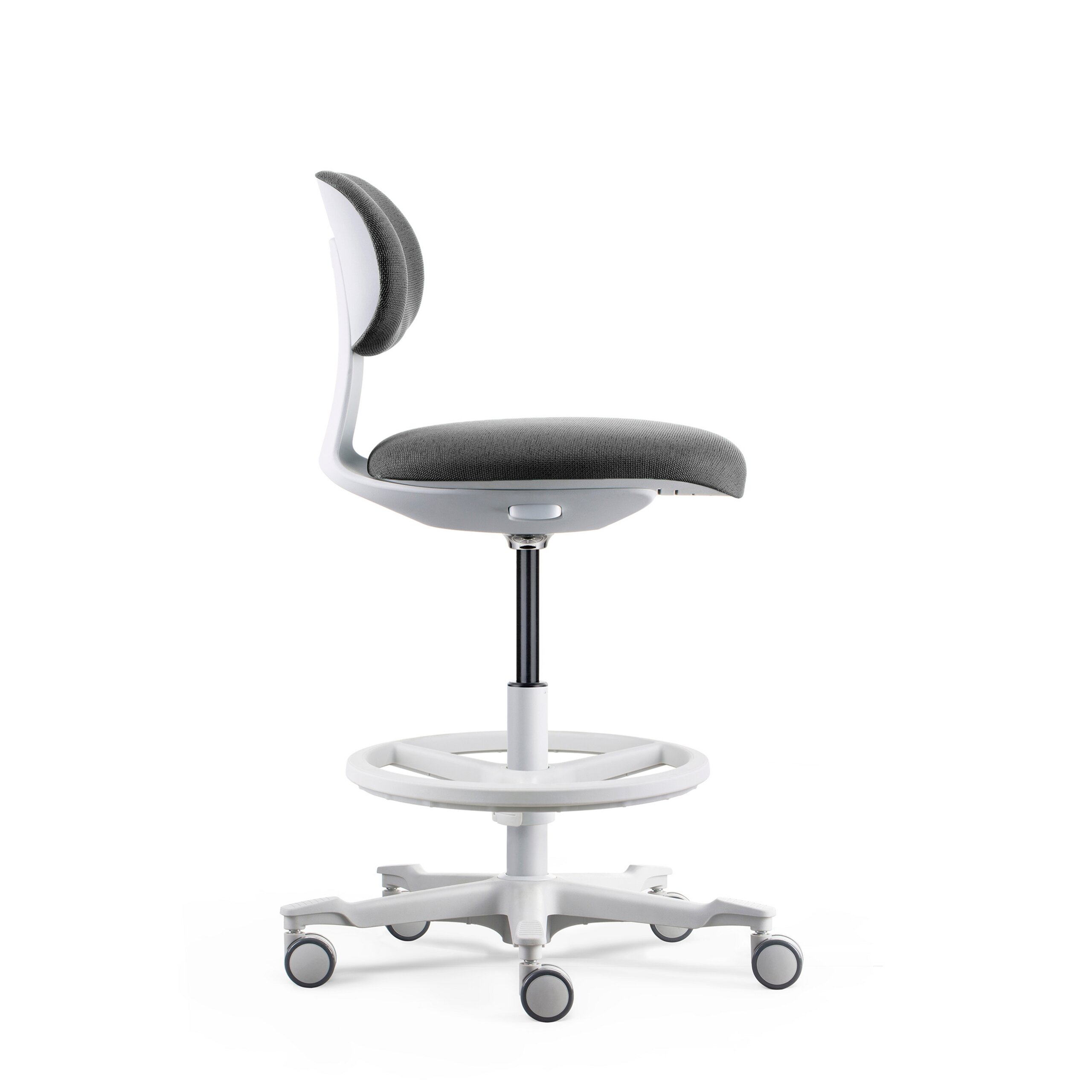 Moderner ergonomischer Stehstuhl in Weiß und Grau mit Fußring auf Rollen vor weißem Hintergrund.