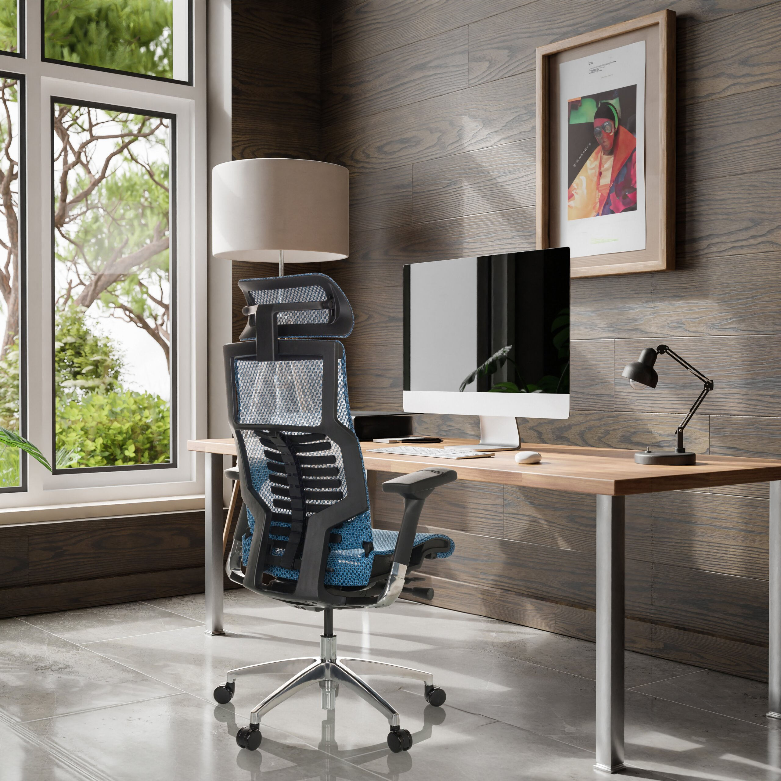 Moderne Schreibtisch mit Computer, blauem Bürostuhl und Lampe vor dunkler Holzvertäfelung und großem Fenster.