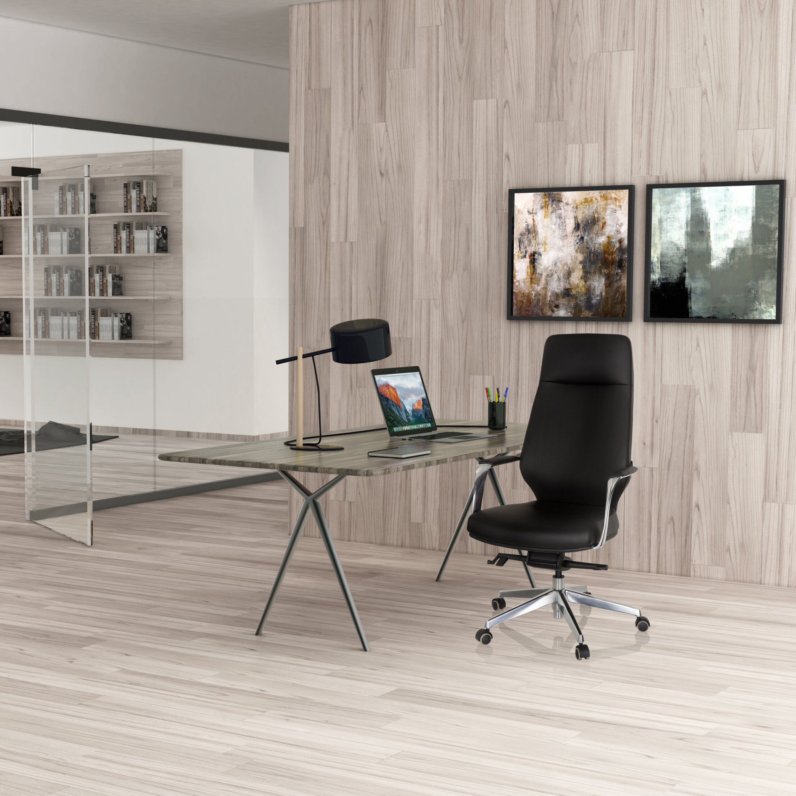 Moderne Büro mit Holzwand, Schreibtisch, Laptop, schwarzem Bürostuhl, Lampe und zwei abstrakten Bildern.