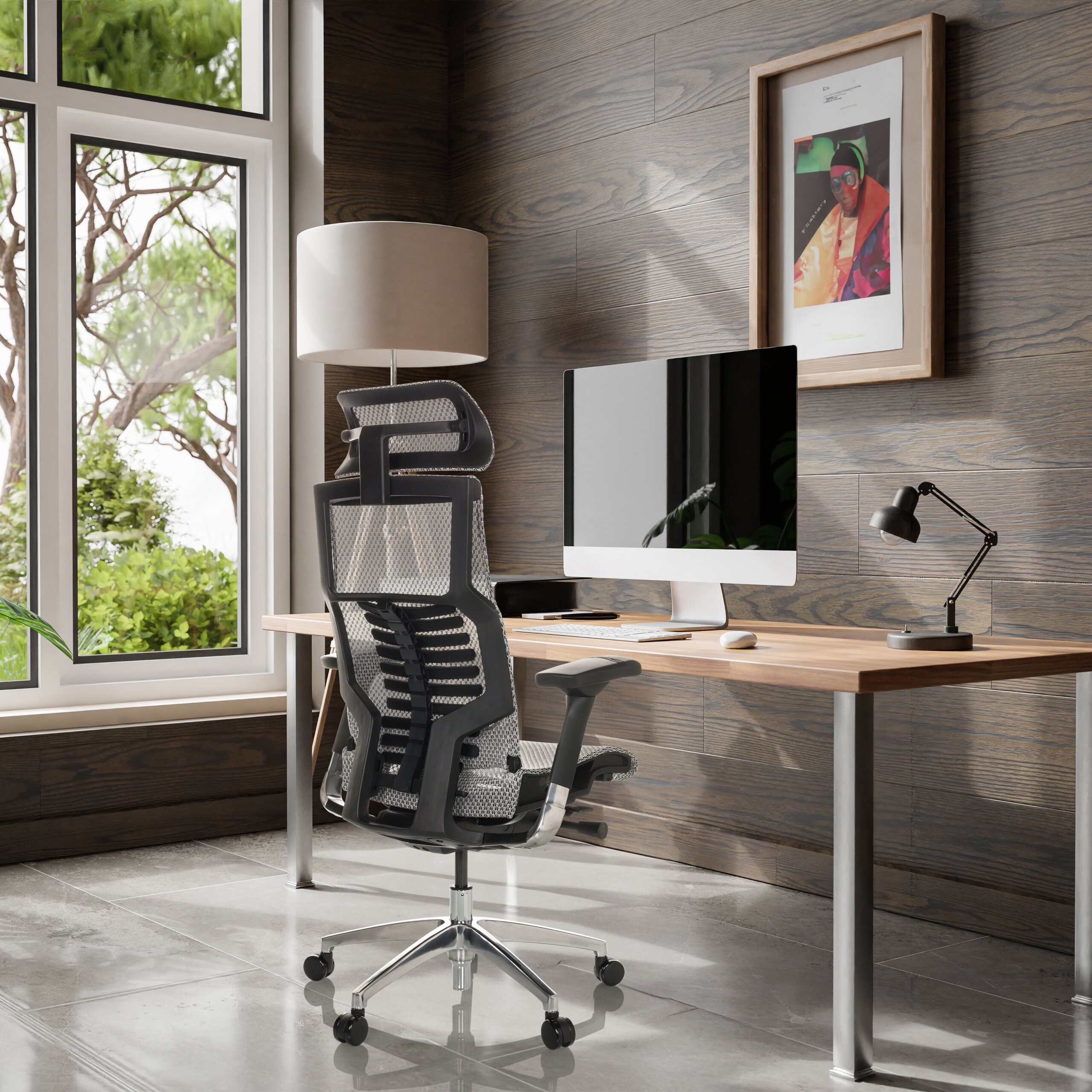 Moderne Schreibtischecke mit ergonomischem Stuhl, Computer, Lampe und grossem Fenster mit Naturansicht.