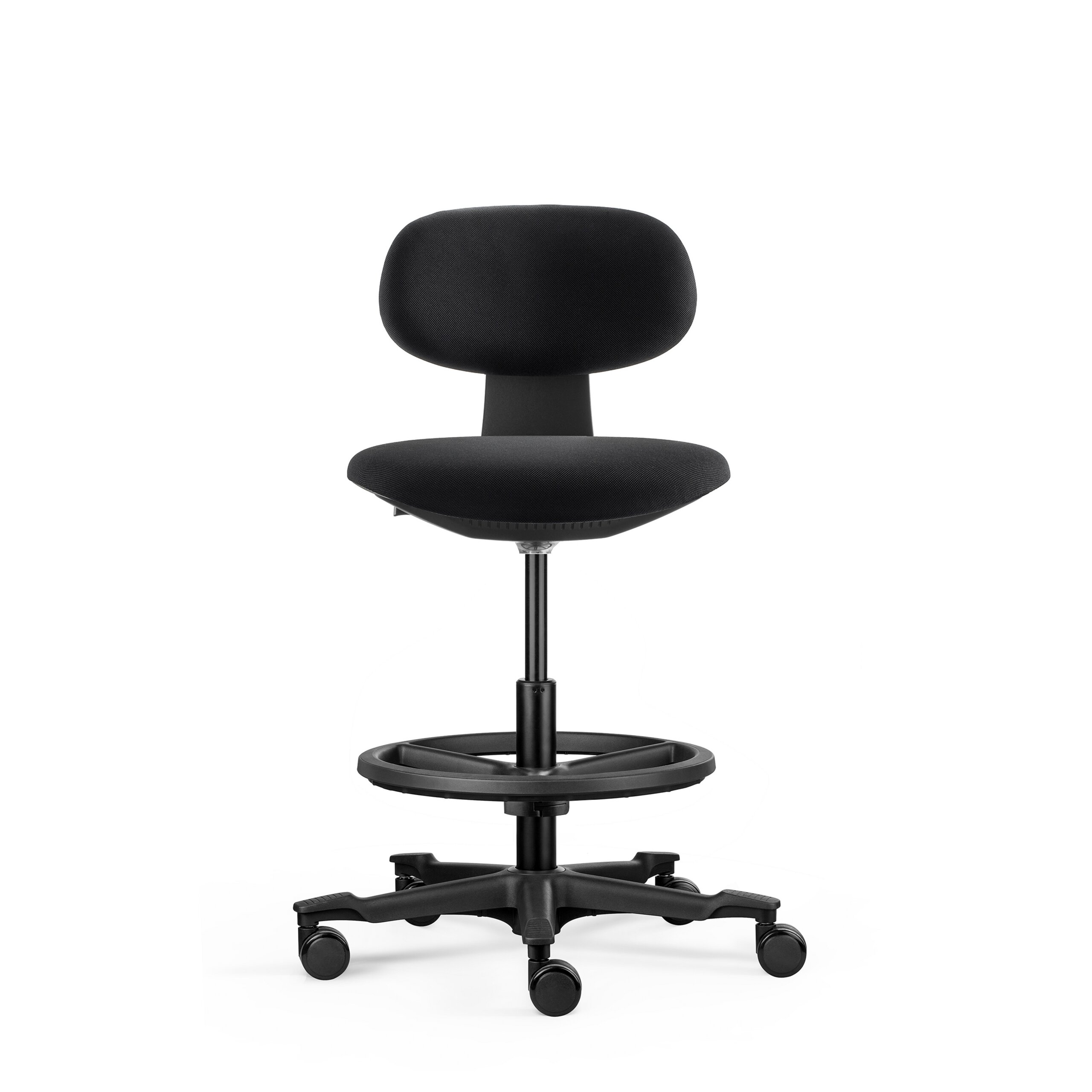 Schwarzer ergonomischer Stehstuhl mit Fußring und Rollen auf weißem Hintergrund.