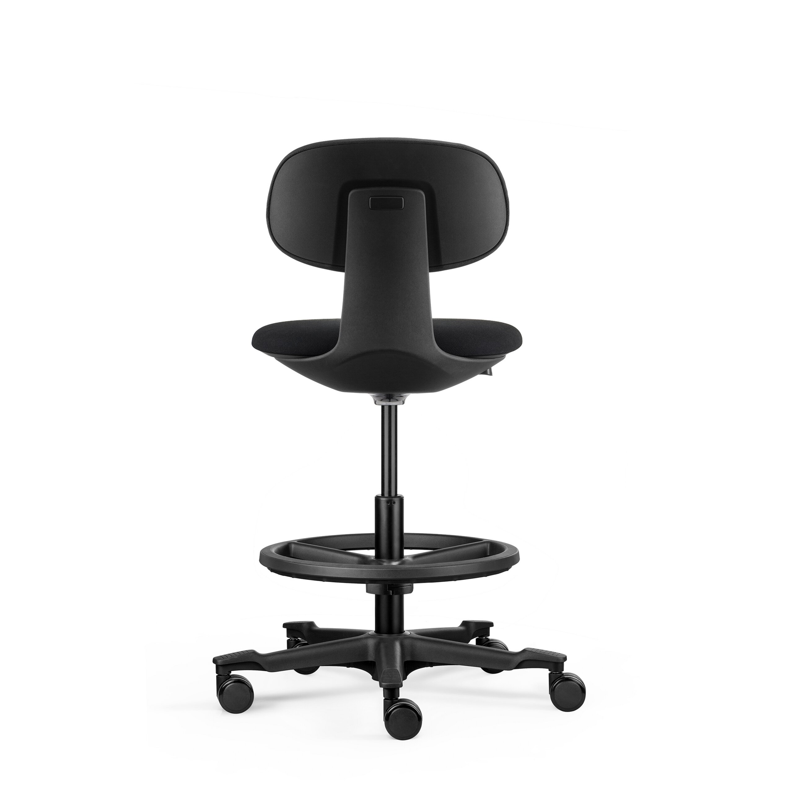 Ein schwarzer ergonomischer Stuhl mit Fußring und Rollen vor weißem Hintergrund.