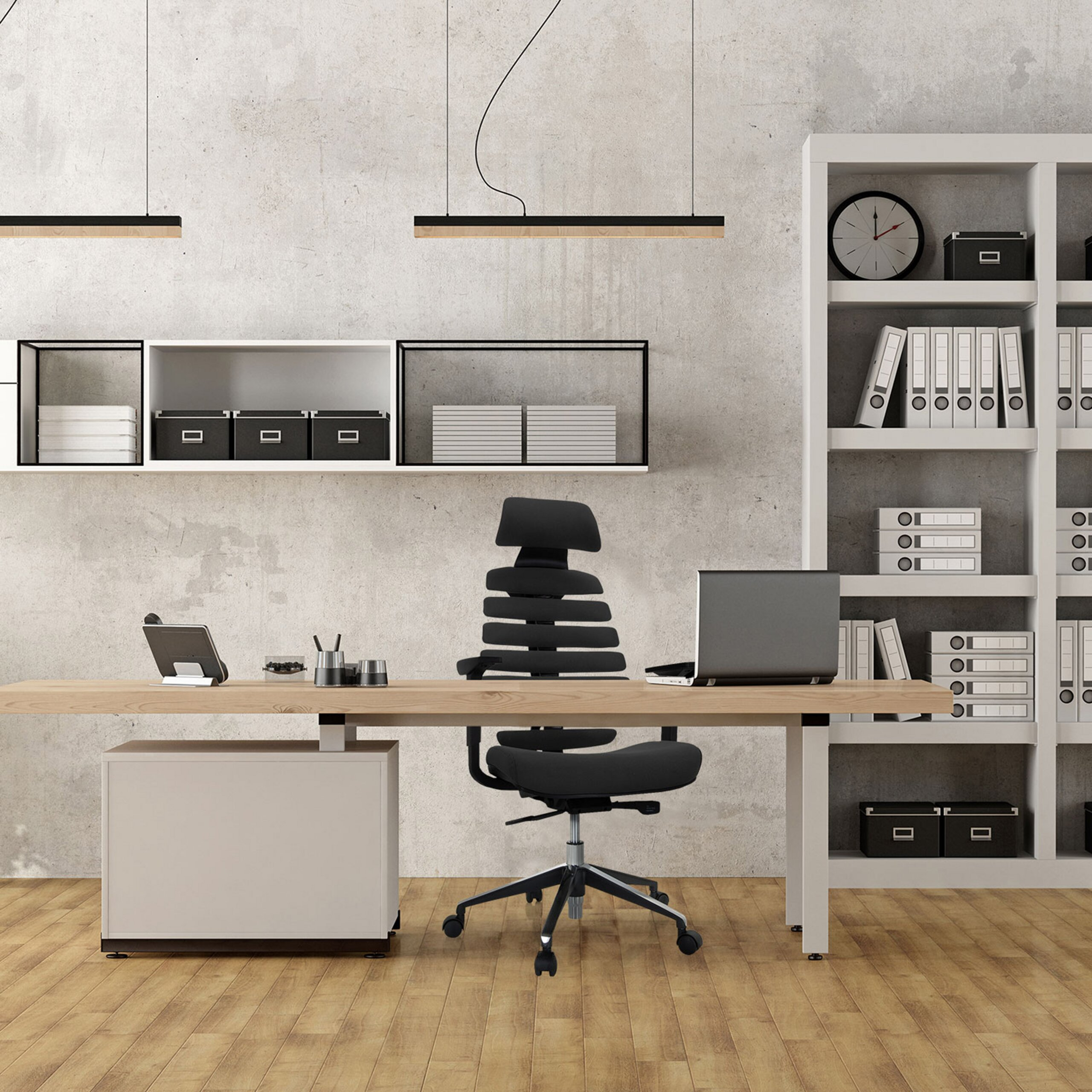 Ein modernes Büro mit Holztisch, schwarzem ergonomischem Stuhl, Laptop und Regalen voller Aktenordner.