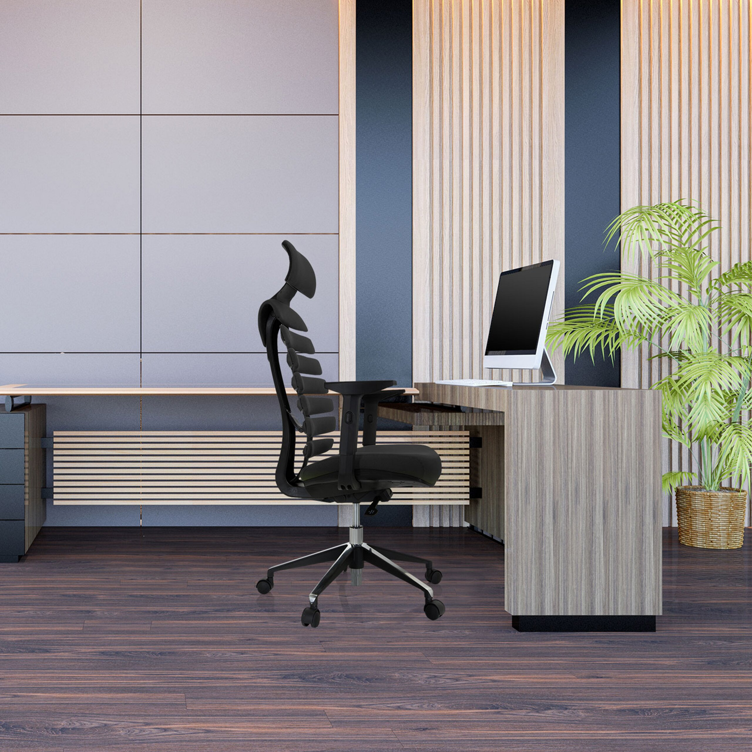 Moderne Büroeinrichtung mit schwarzem Stuhl, Holztisch, Computer und grüner Pflanze vor Paneelwand.