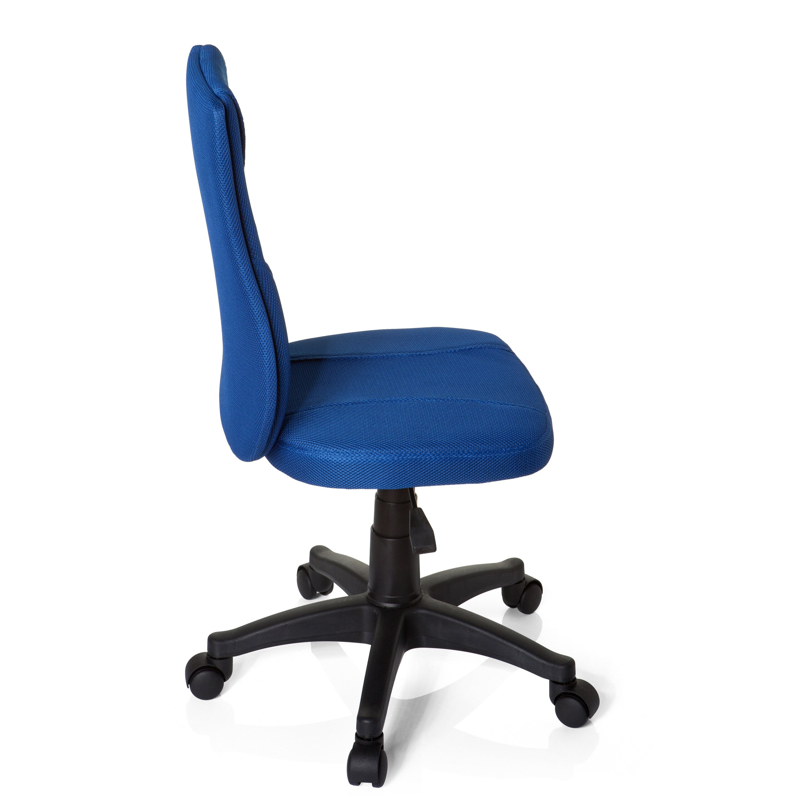 Ein blauer Buerostuhl mit schwarzem Gestell und Rollen vor weissem Hintergrund.
