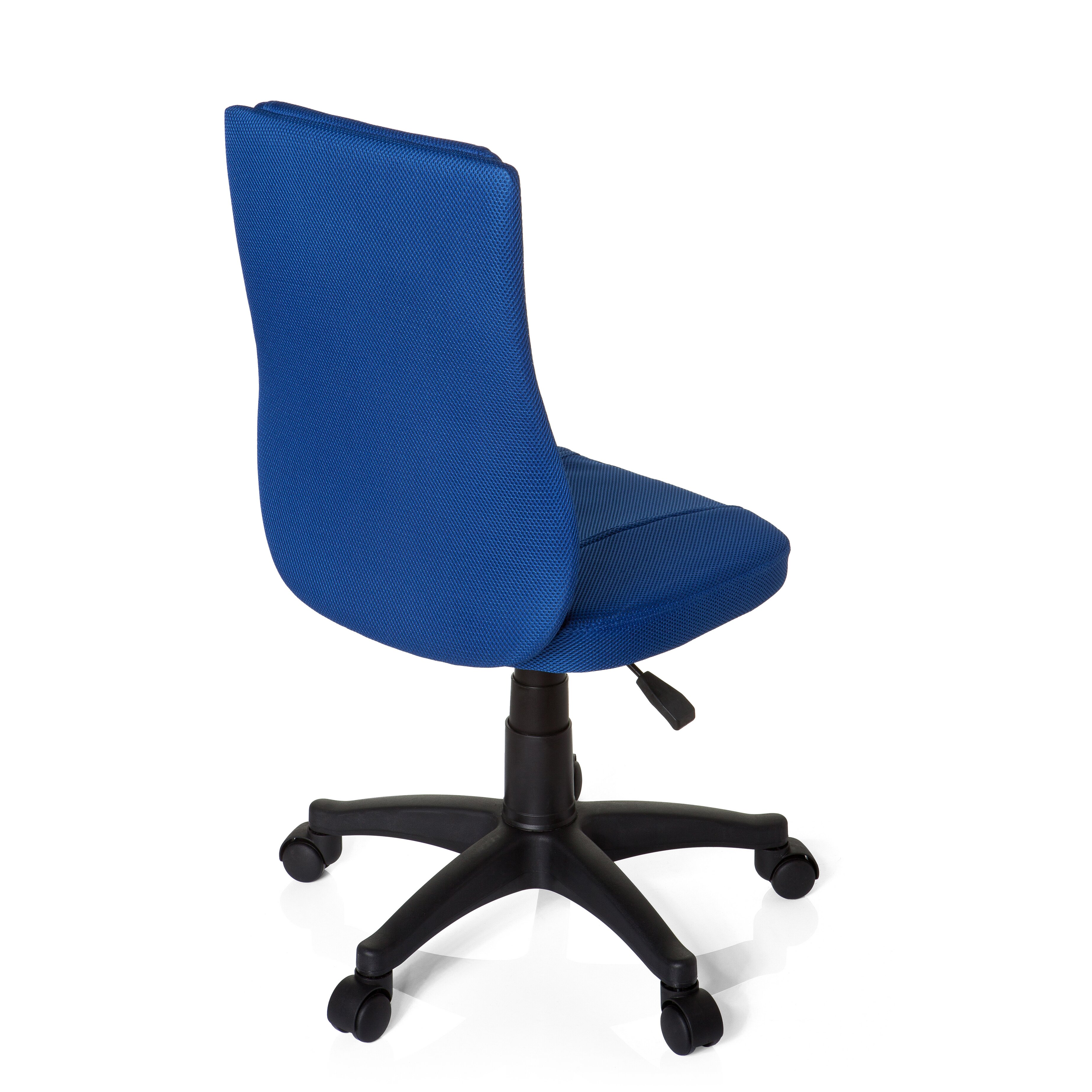 Ein blauer Buerostuhl mit schwarzem Gestell und Rollen vor weissem Hintergrund.