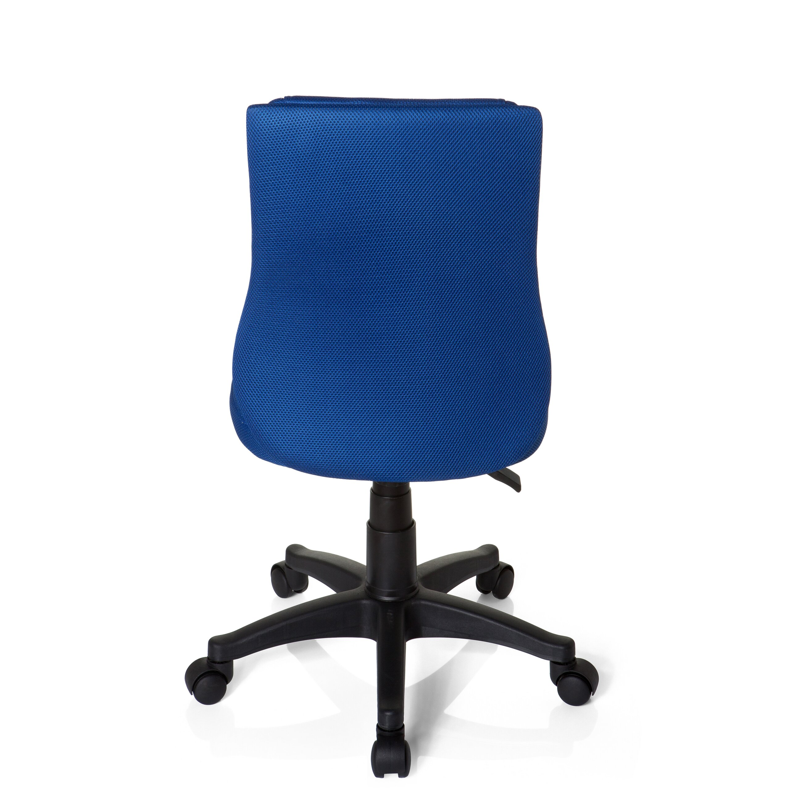 Ein blauer Buerostuhl mit schwarzem Gestell und Rollen zeigt sich von hinten vor weissem Hintergrund.