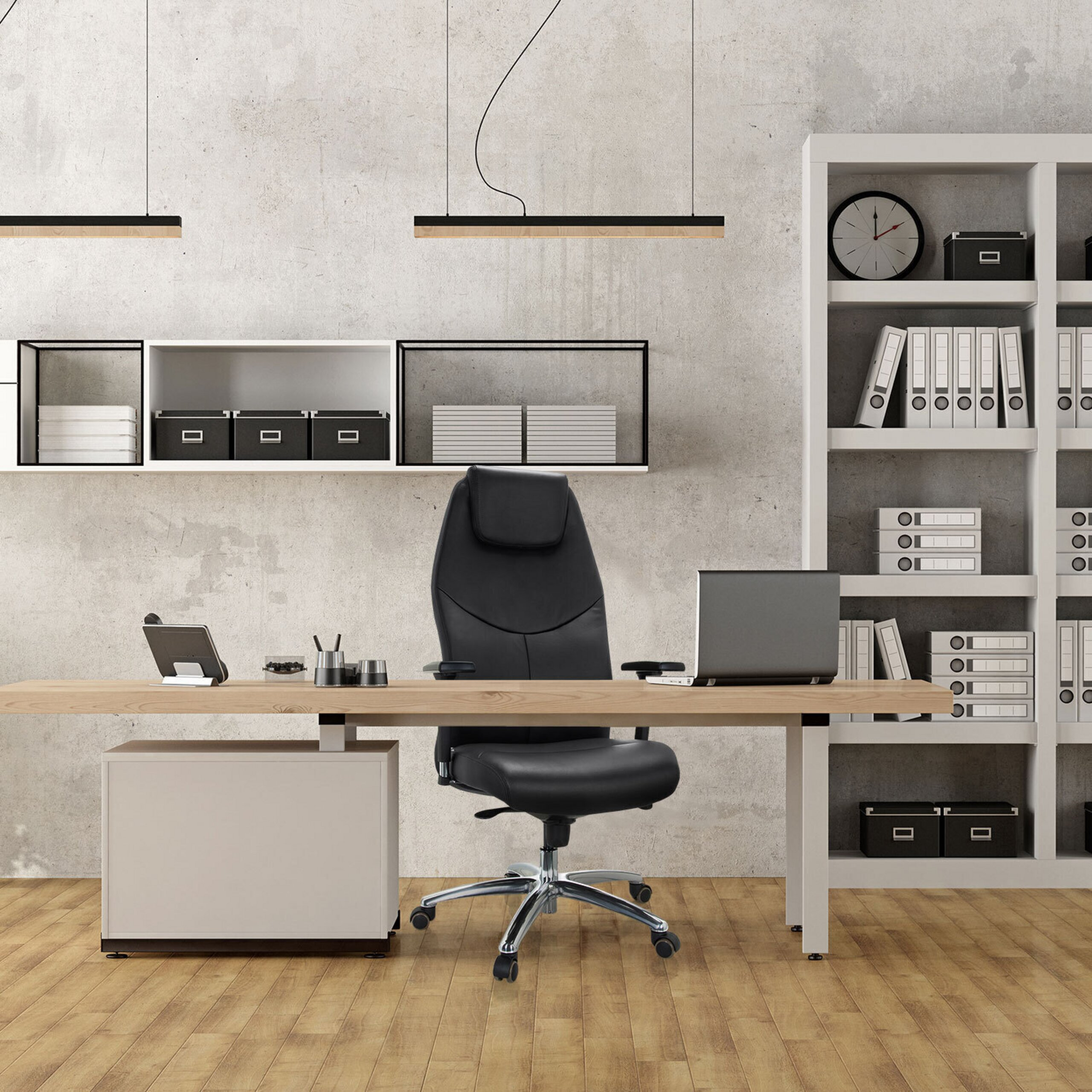 Moderne Bueroumgebung mit einem Holztisch, schwarzem Buerostuhl, Laptop, Buecherregal und Betonoptik-Wand.