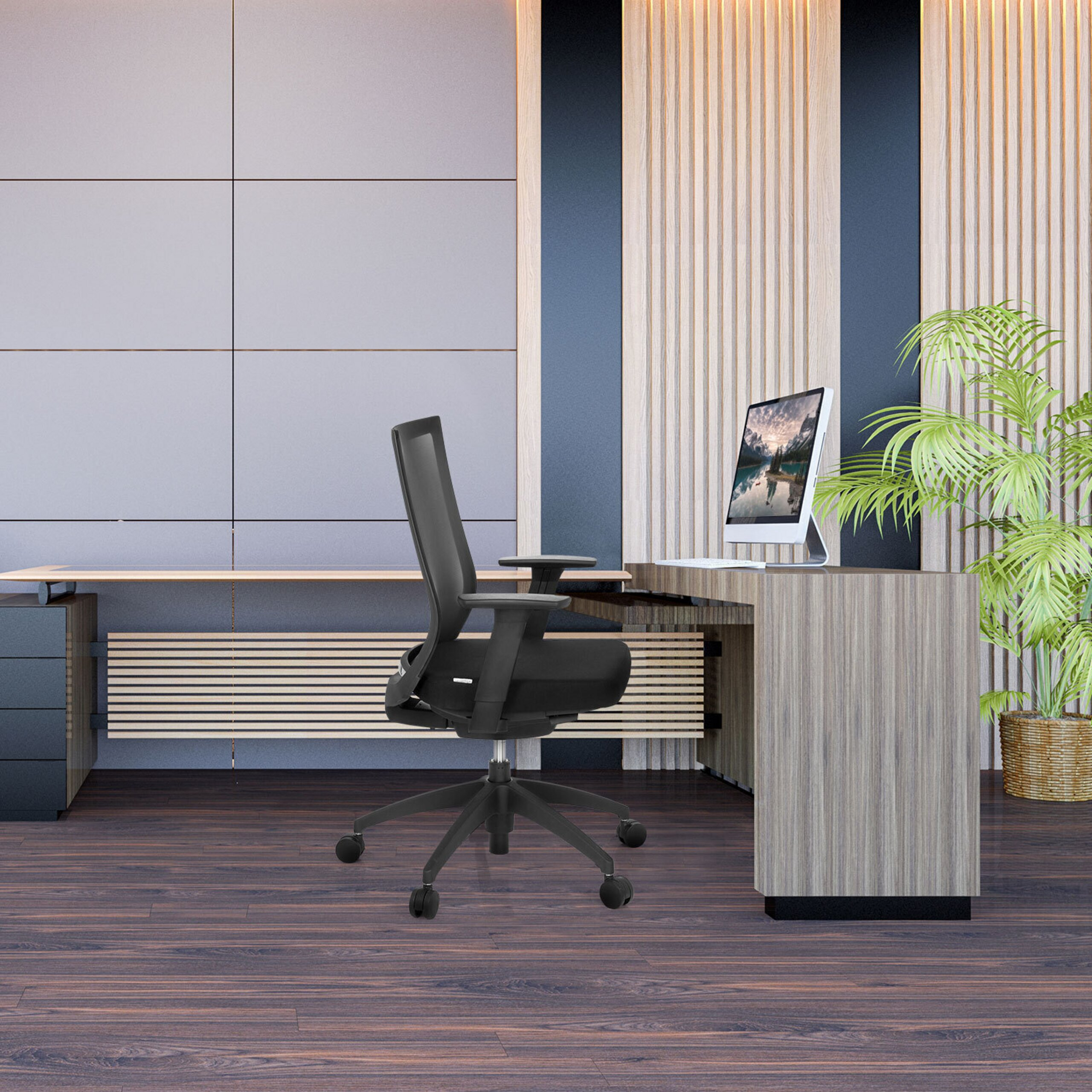 Modernes Büro mit Schreibtisch, schwarzem Bürostuhl, Computer und einer grünen Topfpflanze vor einer Holz- und Wandpaneelwand.