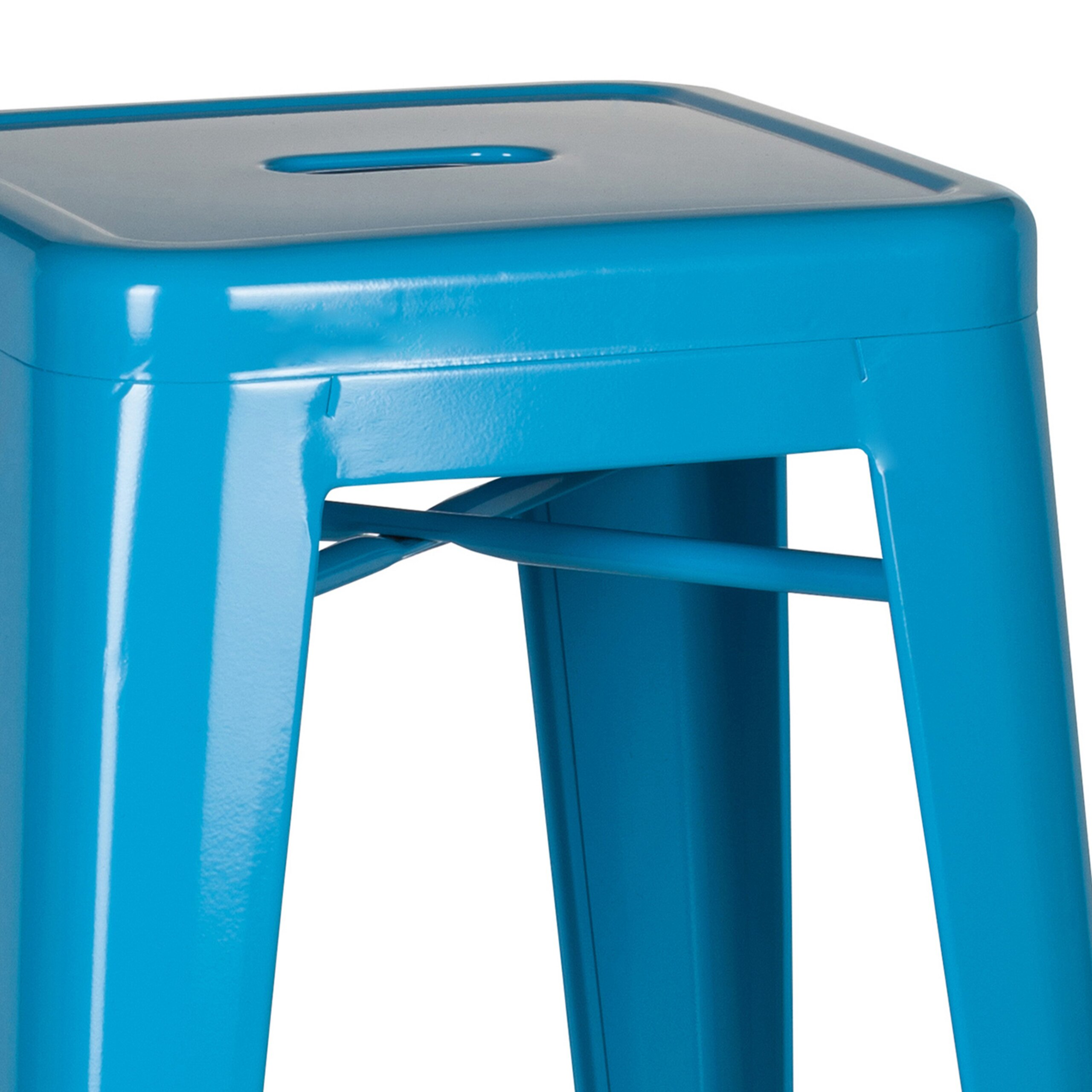 Ein glänzender, blauer Metallhocker mit X-förmiger Verstärkung unter dem Sitz vor weißem Hintergrund.