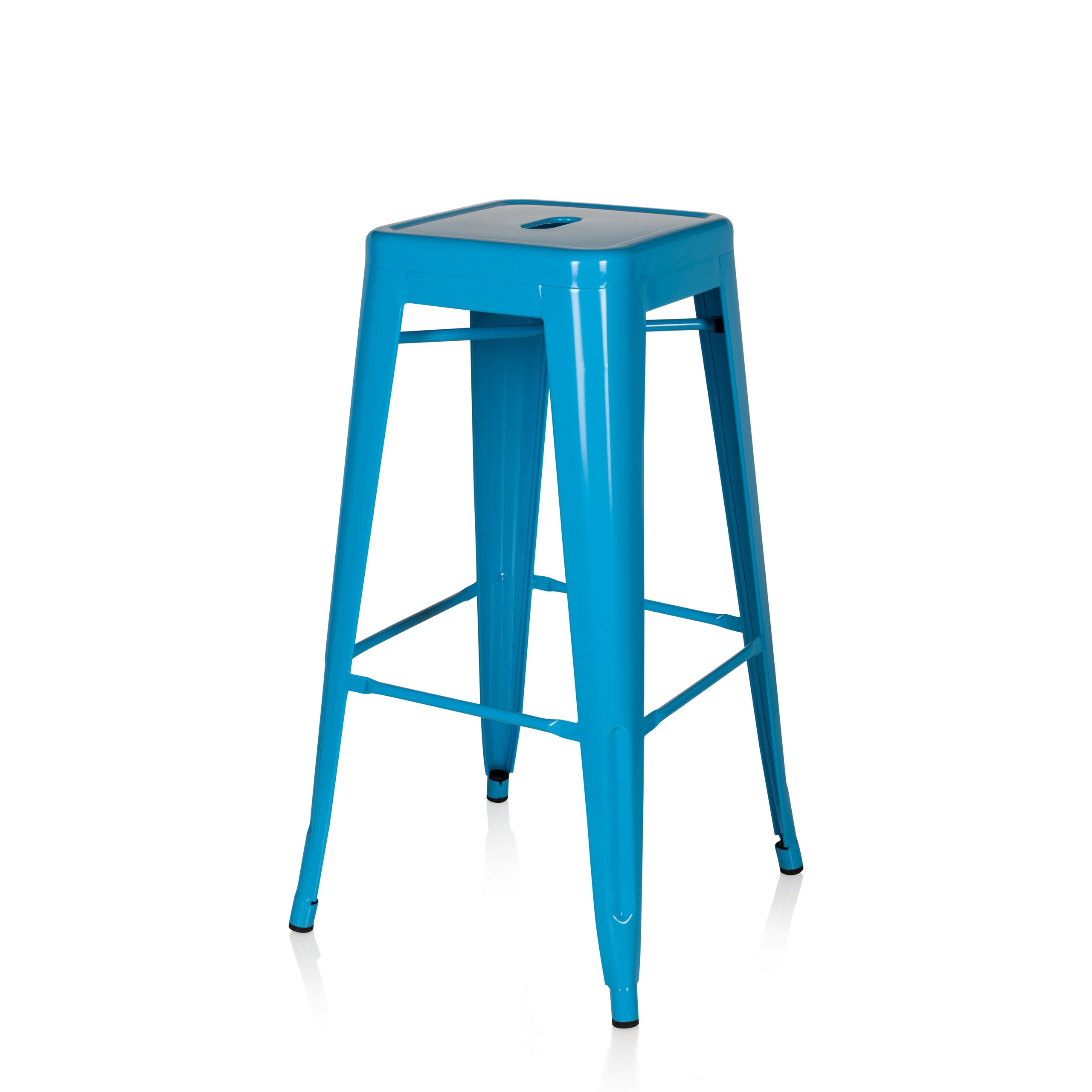 Ein blauer Metallhocker mit vier schlanken Beinen und einer quadratischen Sitzfläche steht auf einem weißen Hintergrund.