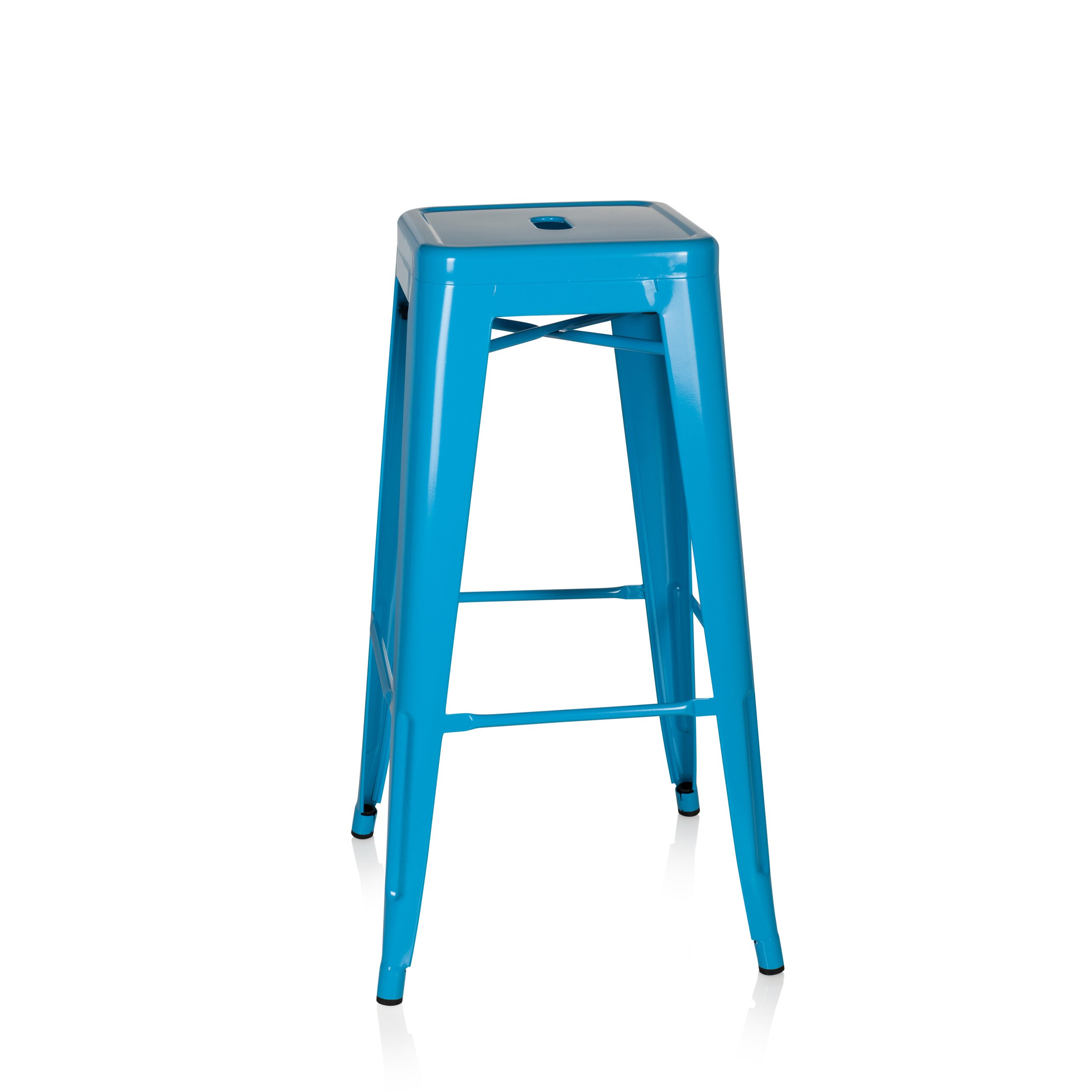 Ein glänzender blauer Metallhocker mit vier schlanken Beinen und Verstrebungen steht vor weißem Hintergrund.