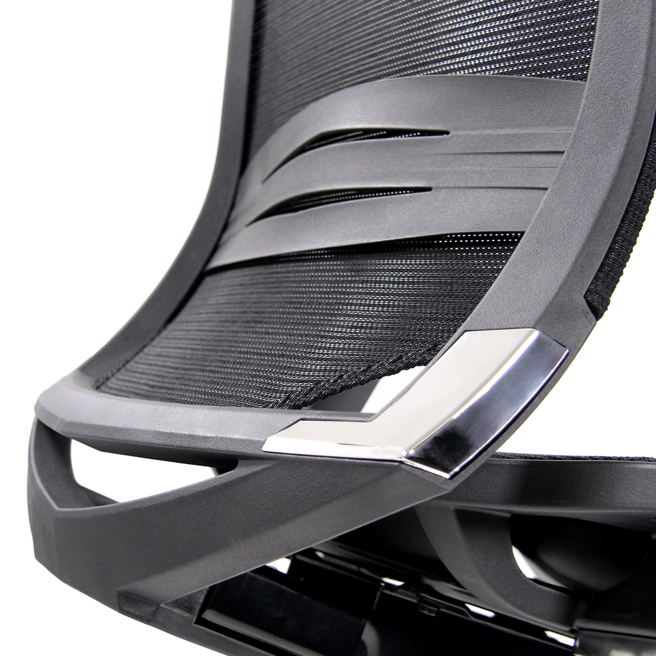 Nahaufnahme der schwarzen Netzrückenlehne eines modernen ergonomischen Stuhls.