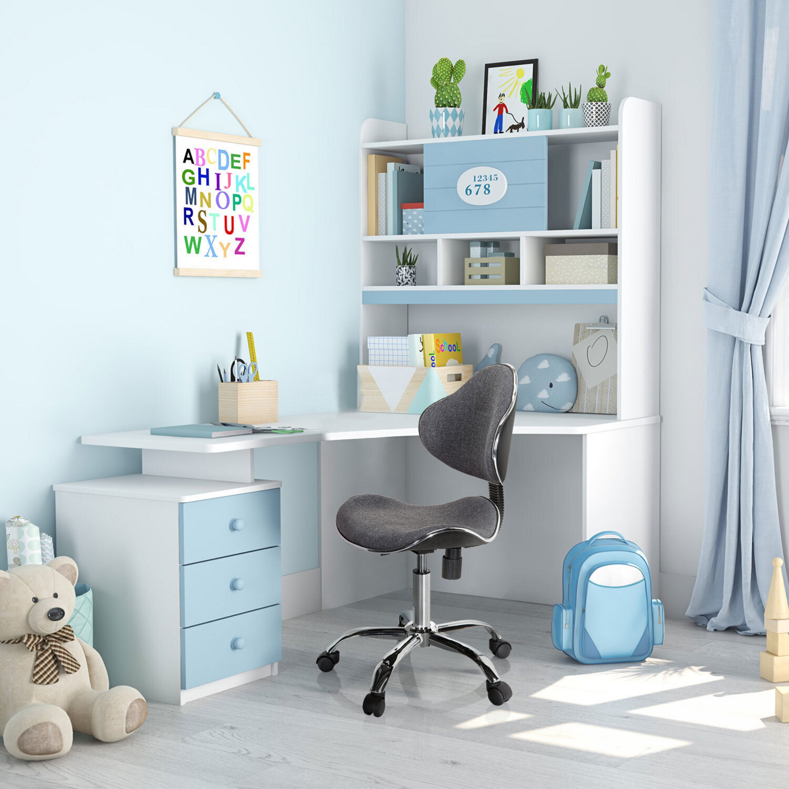 Ein hellblaues Kinderzimmer mit weißem Schreibtisch, grauem Stuhl, Bücherregal, ABC-Poster und Kuscheltier.