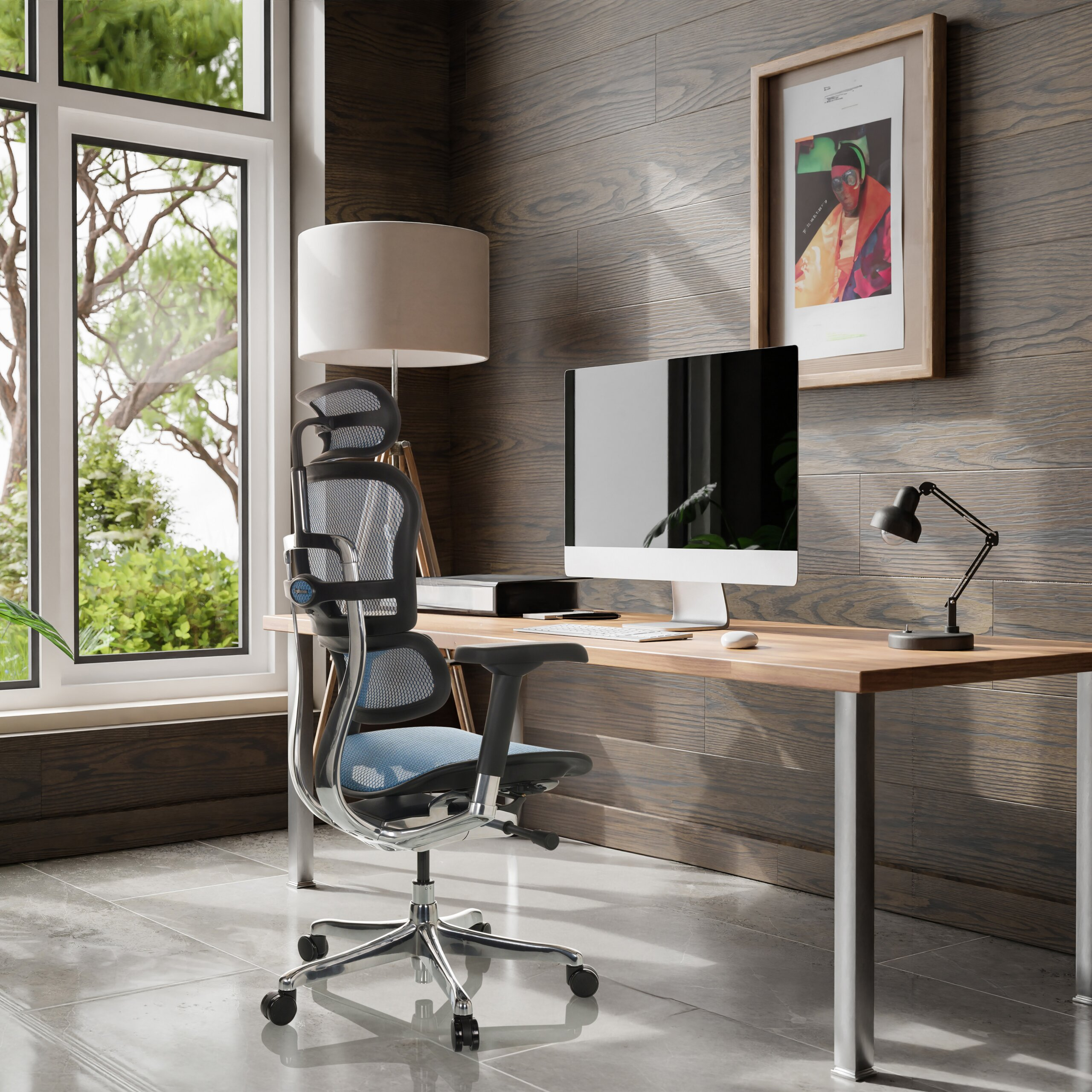 Moderne Büro-Setups mit einem ergonomischen Stuhl, Schreibtisch, Computer, Lampe und holzvertäfelter Wand.