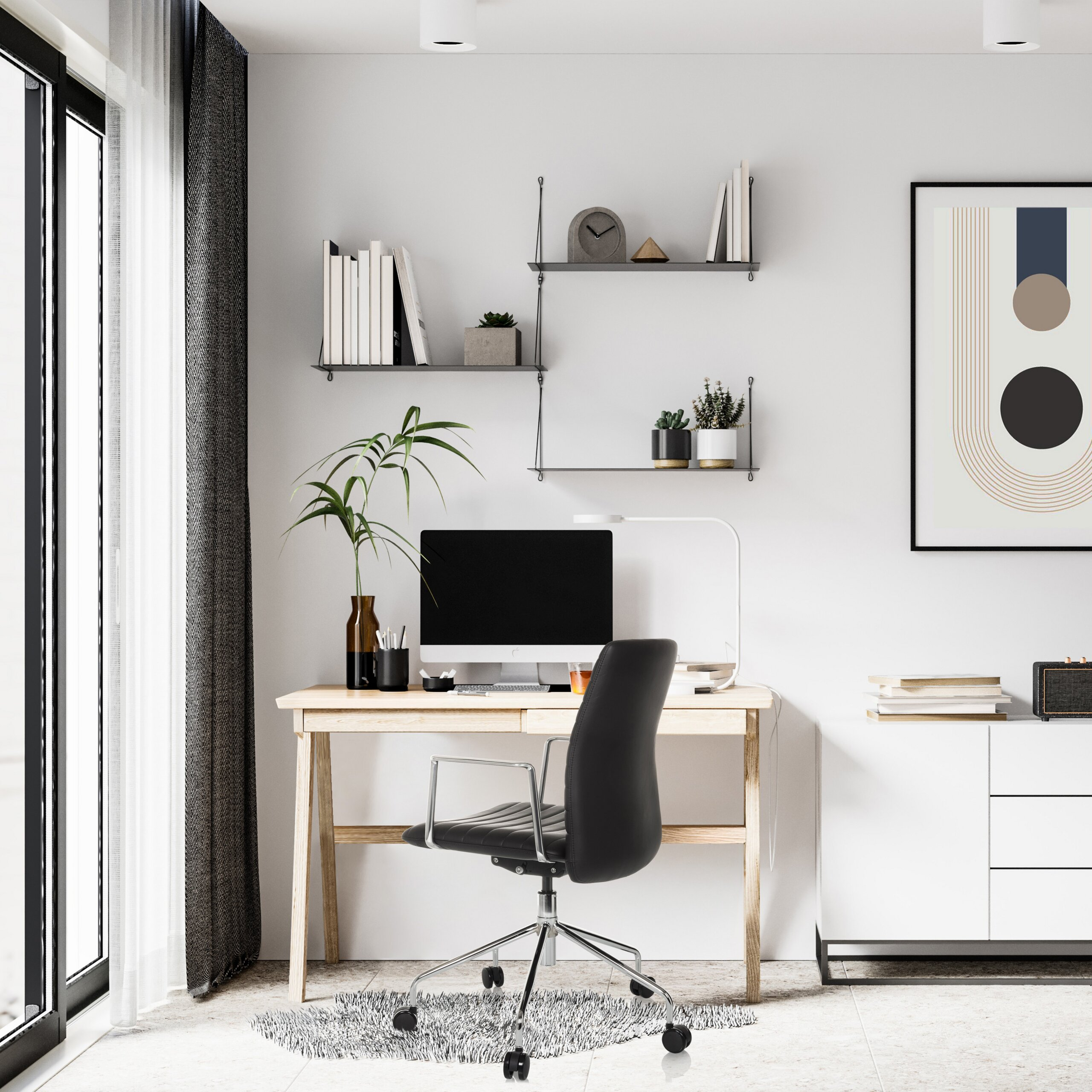 Moderner Arbeitsplatz mit Holztisch, schwarzem Drehstuhl, Computer und Regalen an weißer Wand.