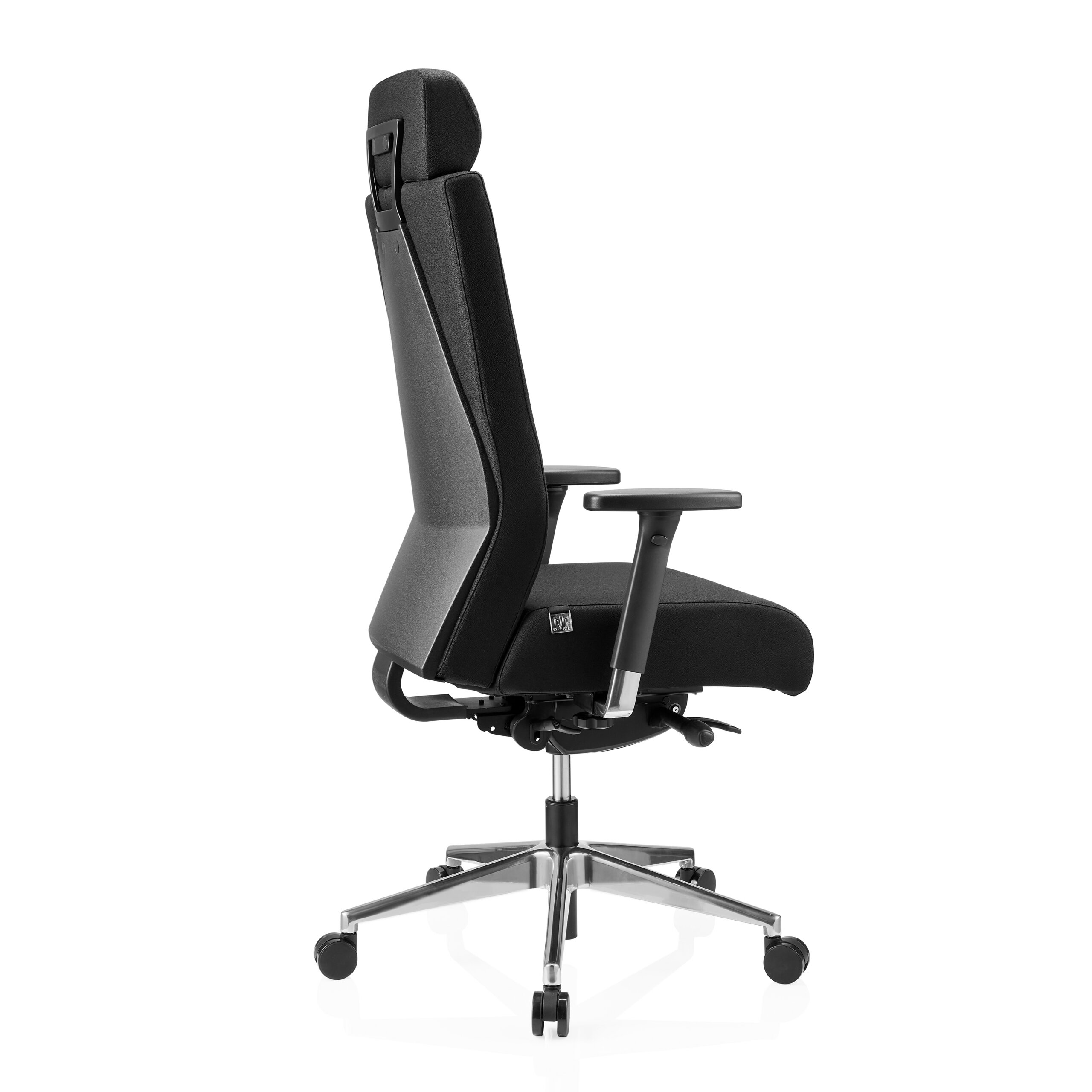 Ein schwarzer ergonomischer Buerostuhl mit Kopfstuetze auf einem silbernen Fuenfsternfuss mit Rollen auf weissem Grund.