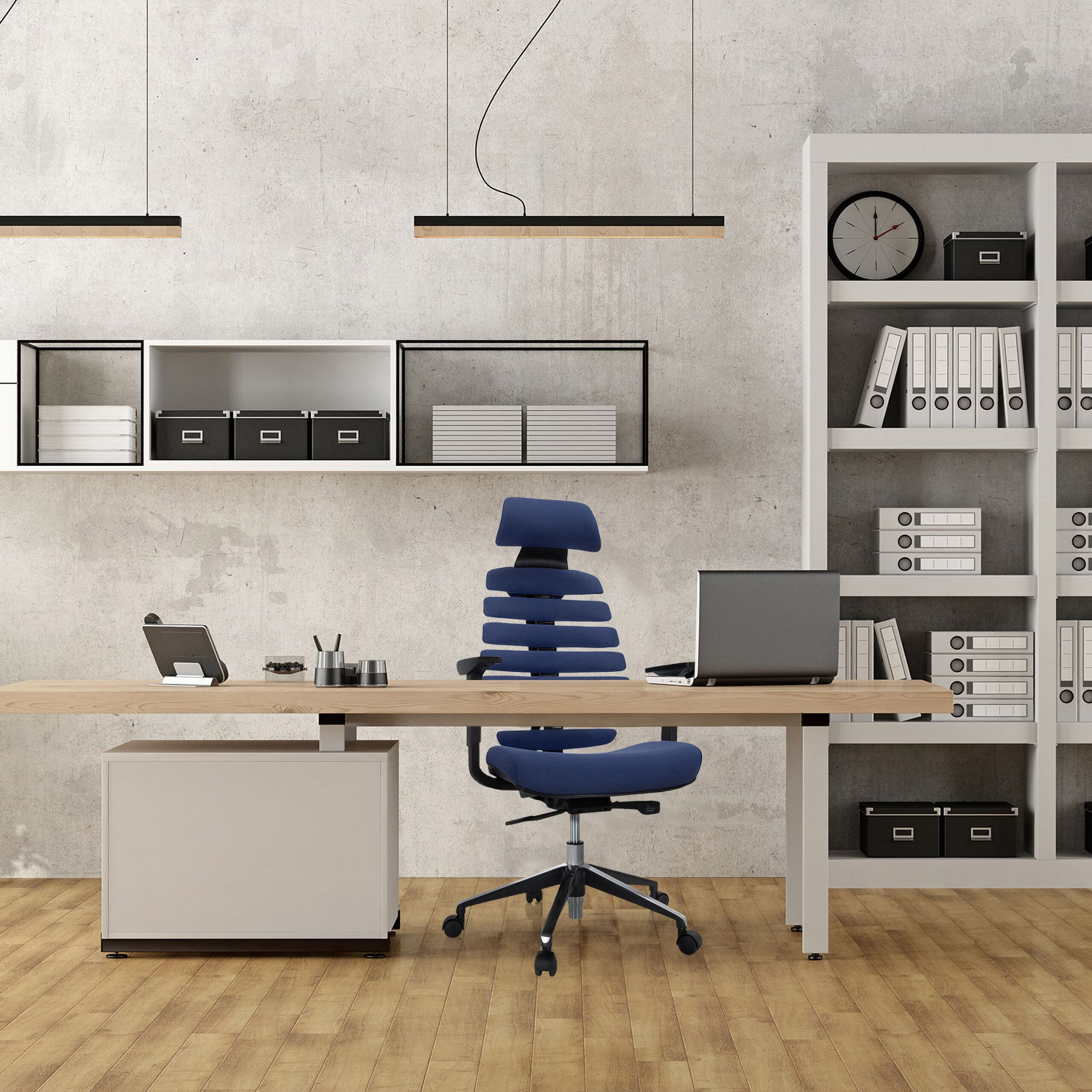 Modernes Arbeitszimmer mit Holzboden, Betonwand, großem Schreibtisch, blauem Bürostuhl und vollgestopften Bücherregalen.