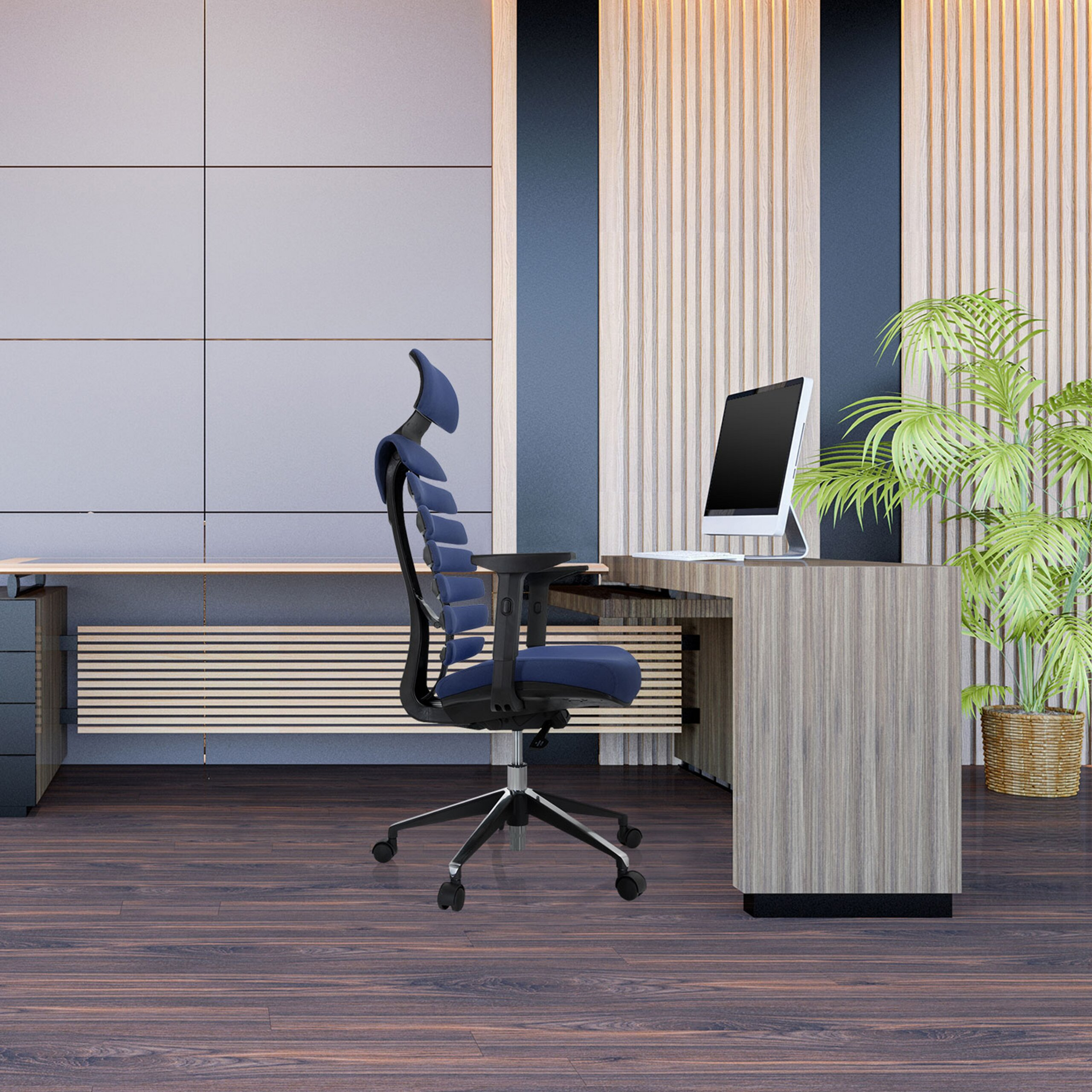 Ein modernes Büro mit blauem ergonomischem Stuhl, Holzschreibtisch mit Computer und Topfpflanze an getäfelten Wänden.