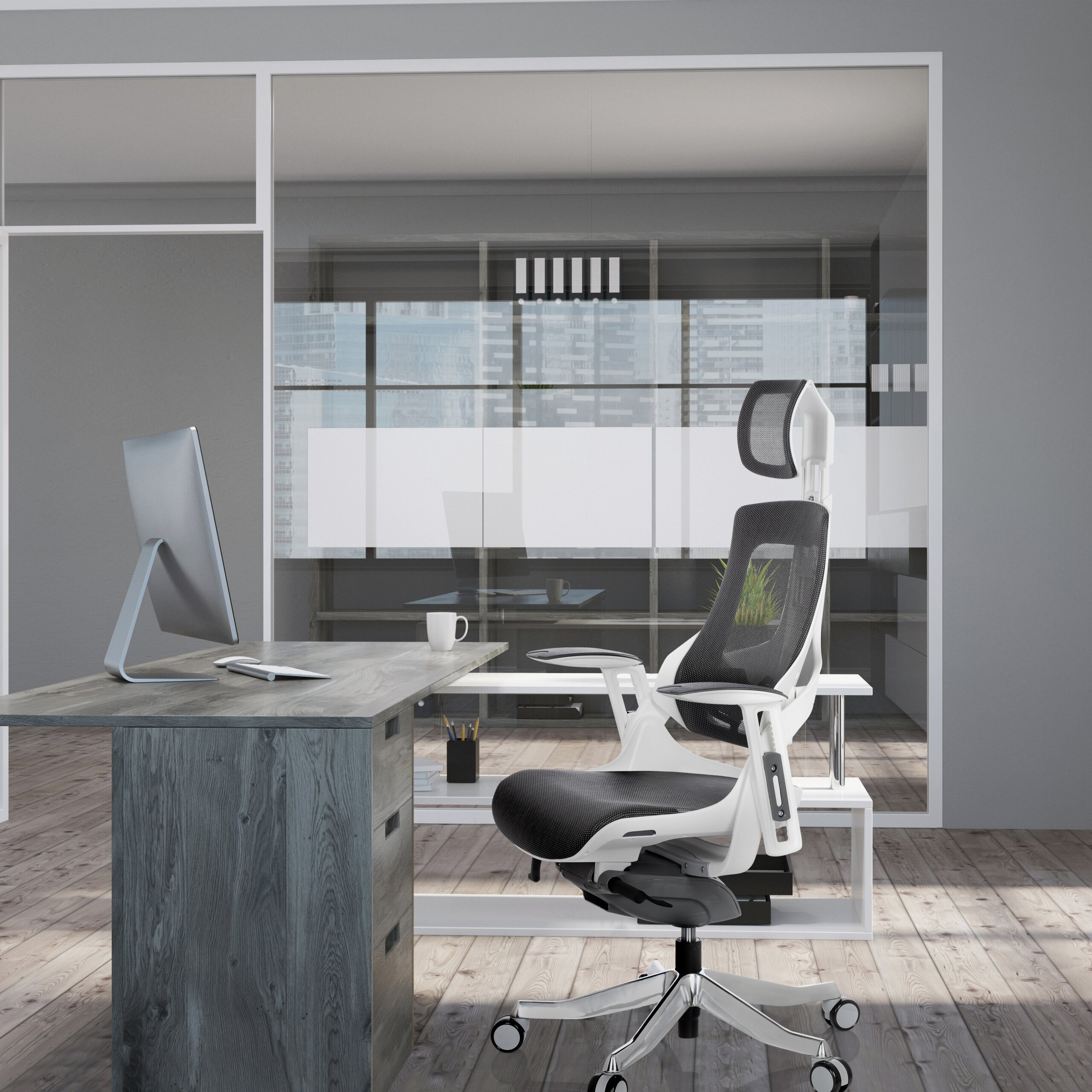 Moderner Büroraum mit grauem Holztisch, ergonomischem Stuhl und Monitor vor einer Glaswand mit Stadtblick.