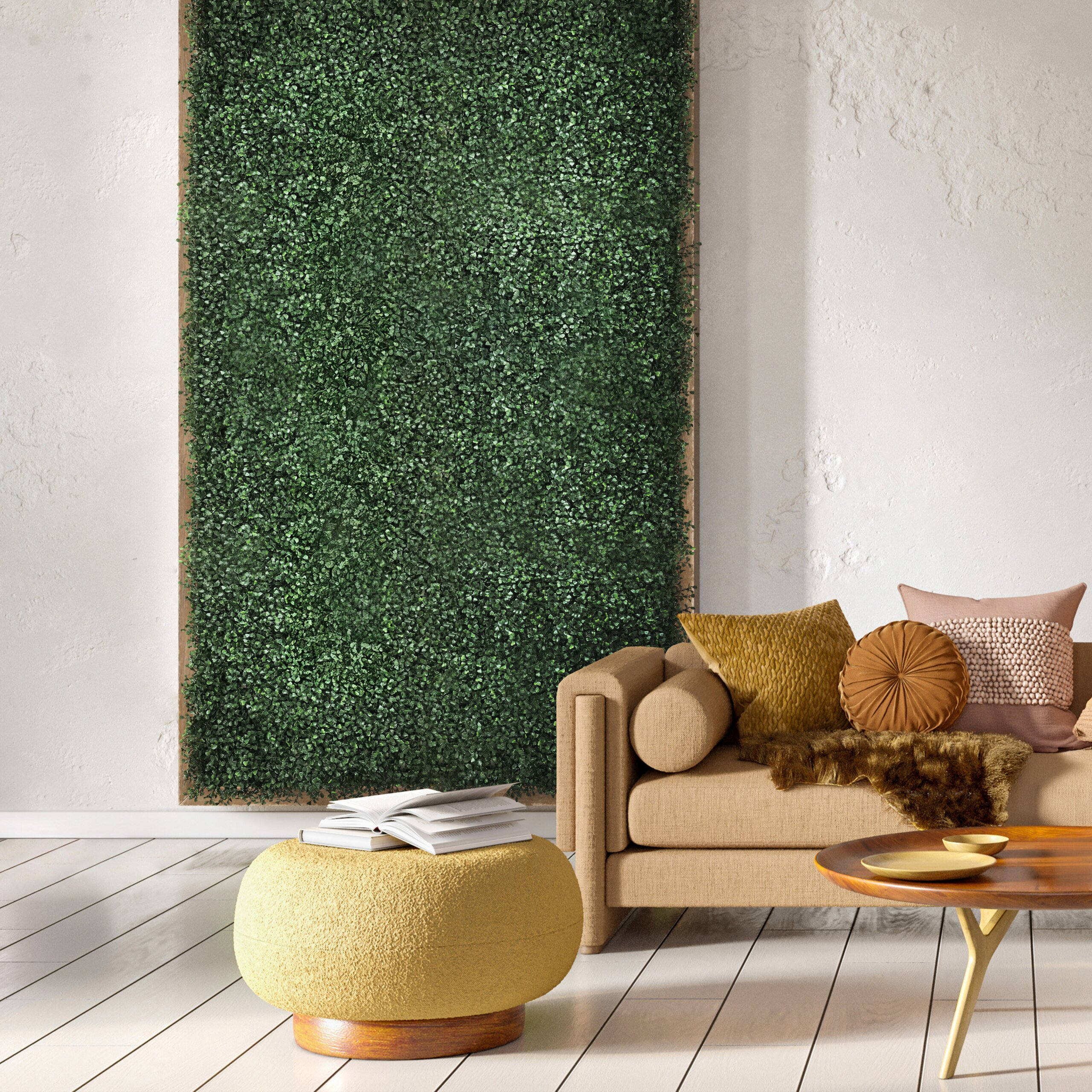 Ein Wohnzimmer mit beigem Sofa, gelbem Pouf und einer großen vertikalen Pflanzenwand an weißer Wand.