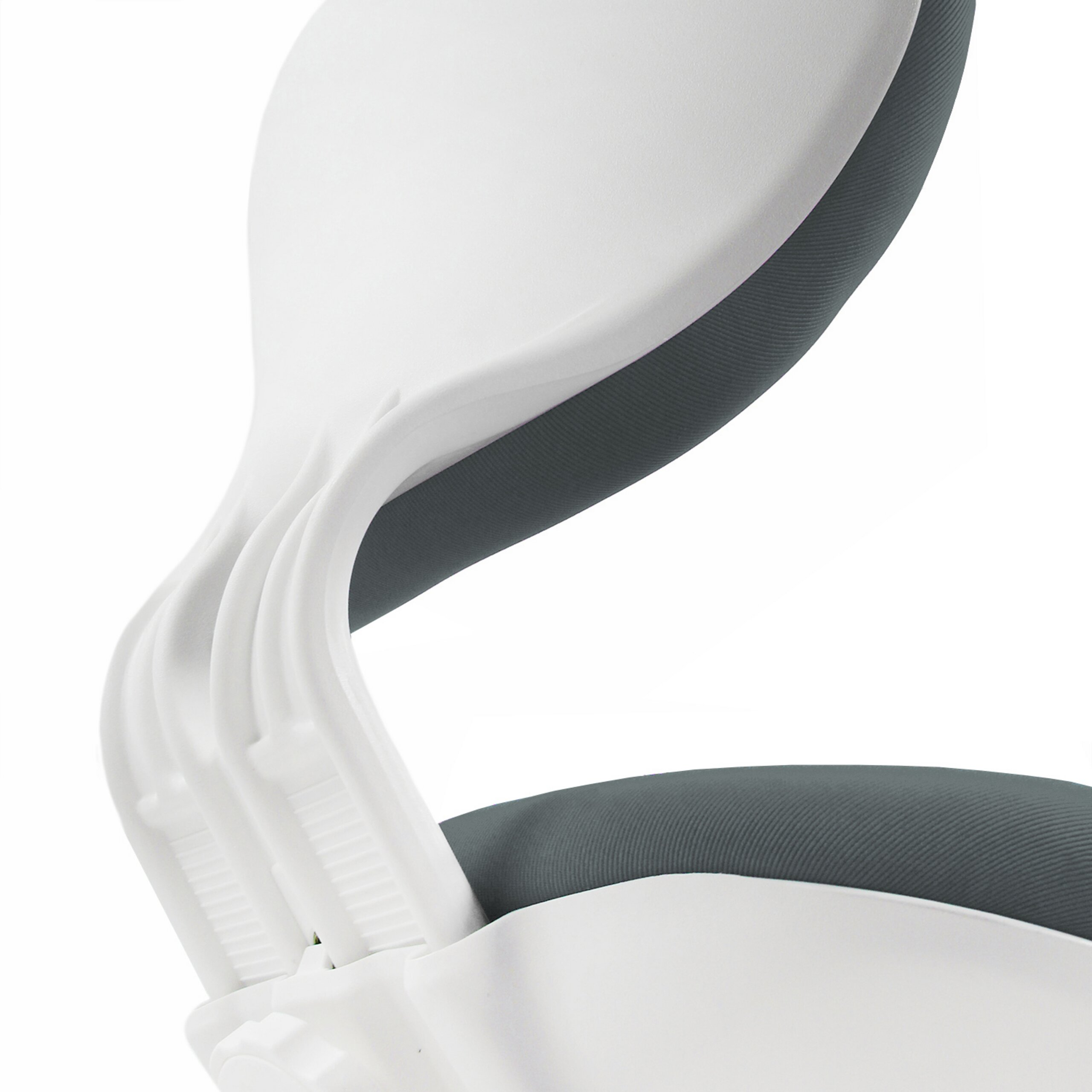 Nahaufnahme einer ergonomischen weißen Stuhllehne mit grauem Stoffbezug vor weißem Hintergrund.