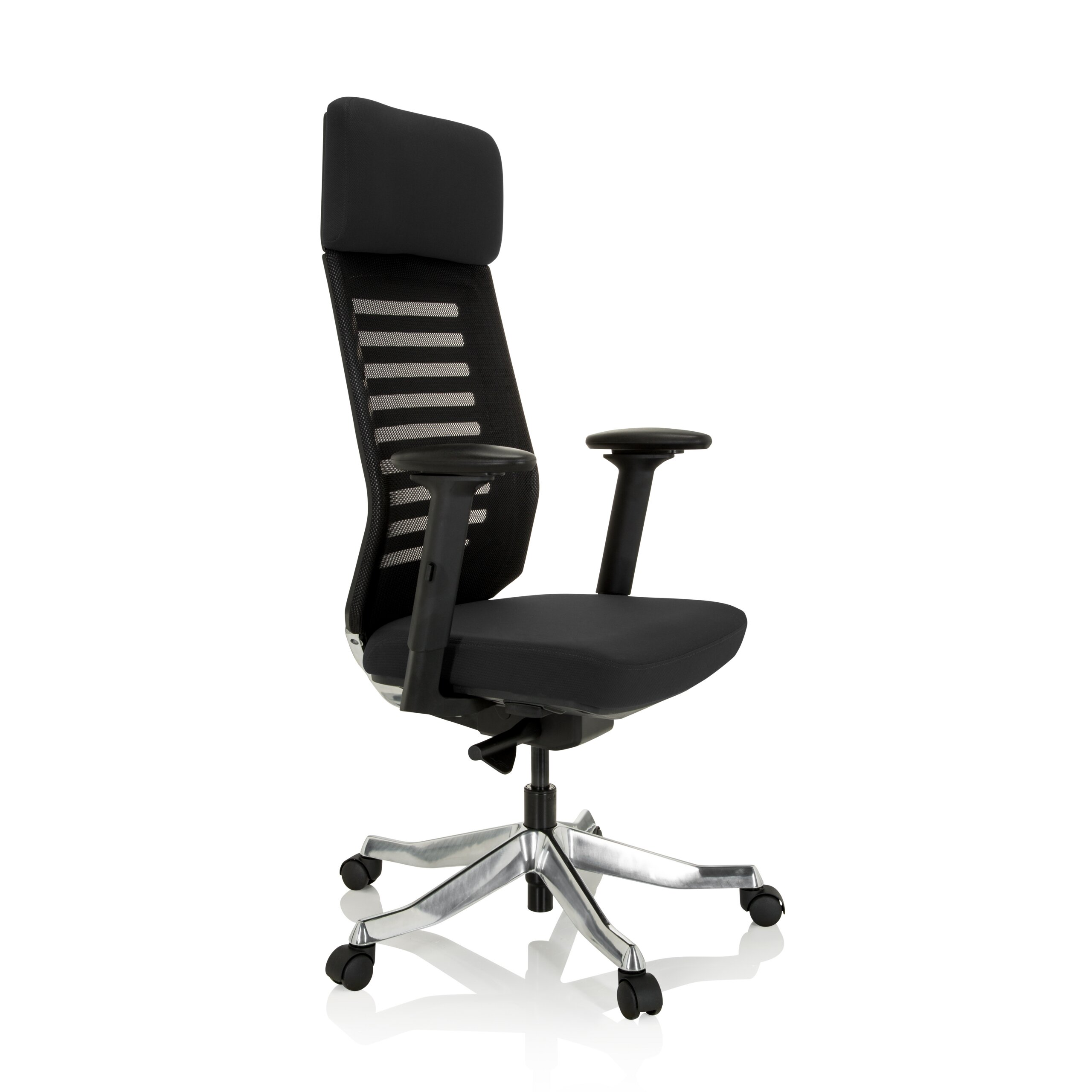 Ein schwarzer ergonomischer Buerostuhl mit Kopfstuetze und silbernem Sternfuss mit Rollen vor weissem Hintergrund.