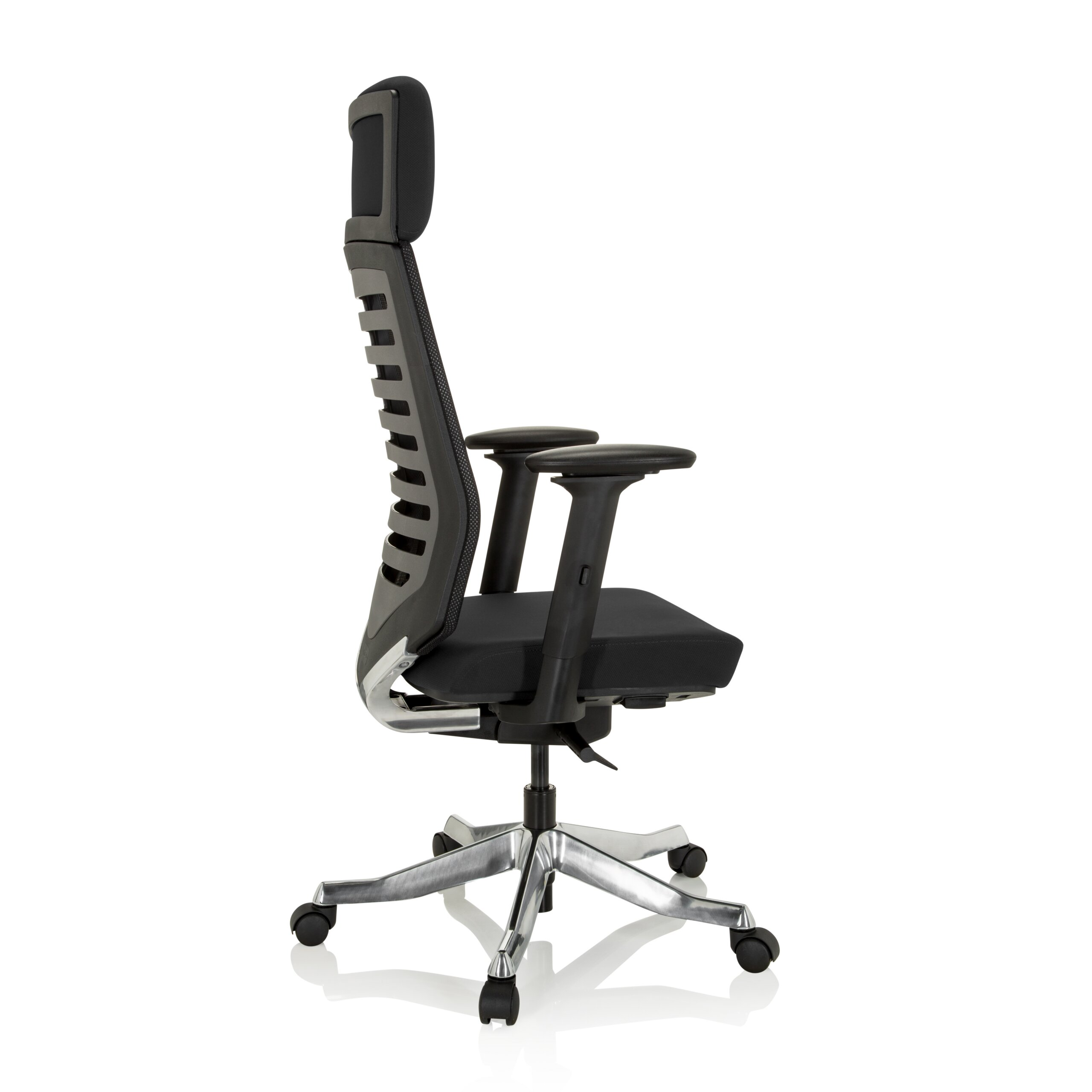 Ein schwarzer ergonomischer Buerostuhl mit hoher Rueckenlehne, Kopfstuetze und silberner Sternfussbasis auf Rollen.