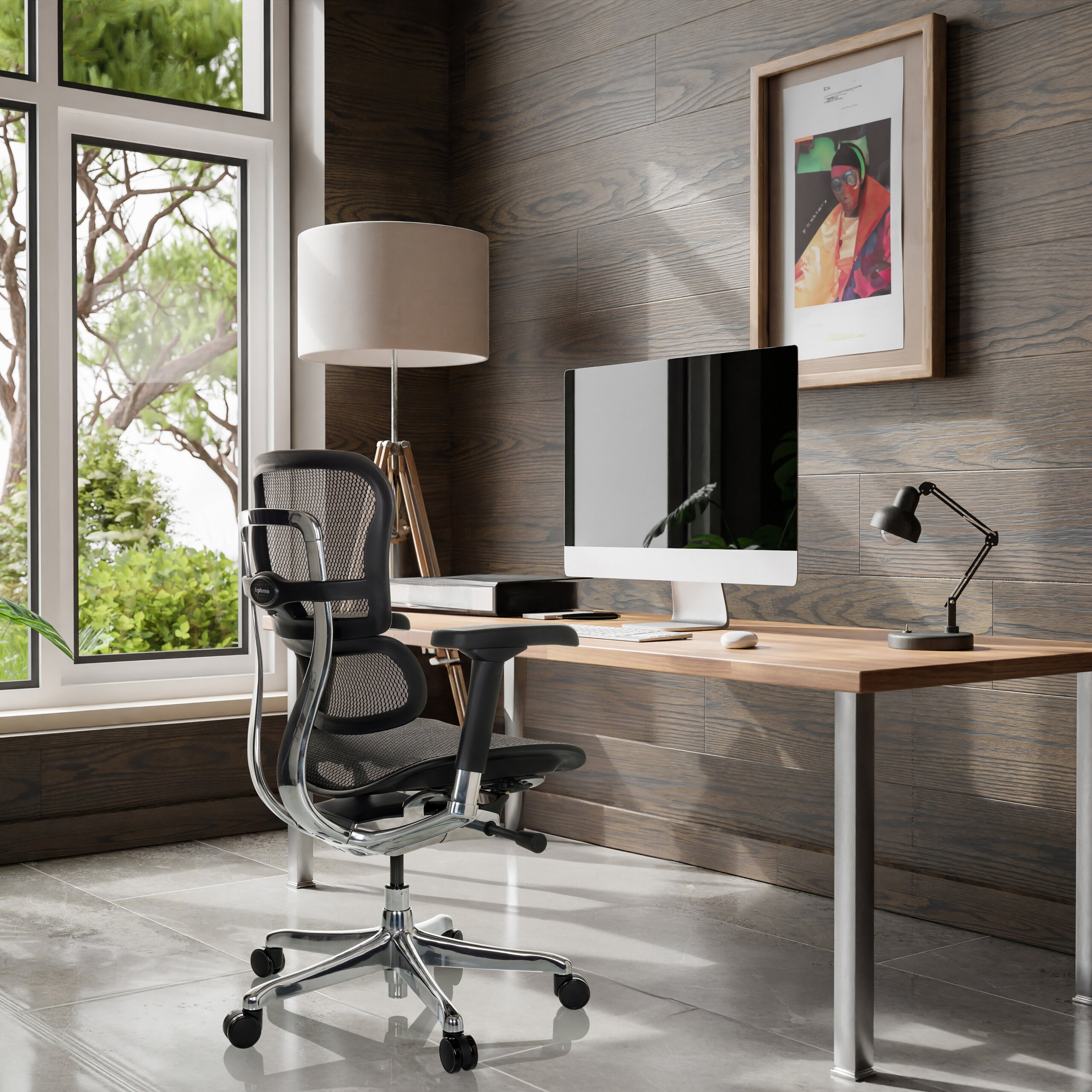 Moderne Arbeitsplatz mit Holzwand, Schreibtisch, schwarzem Stuhl, Computer und Lampe neben einem großen Fenster.