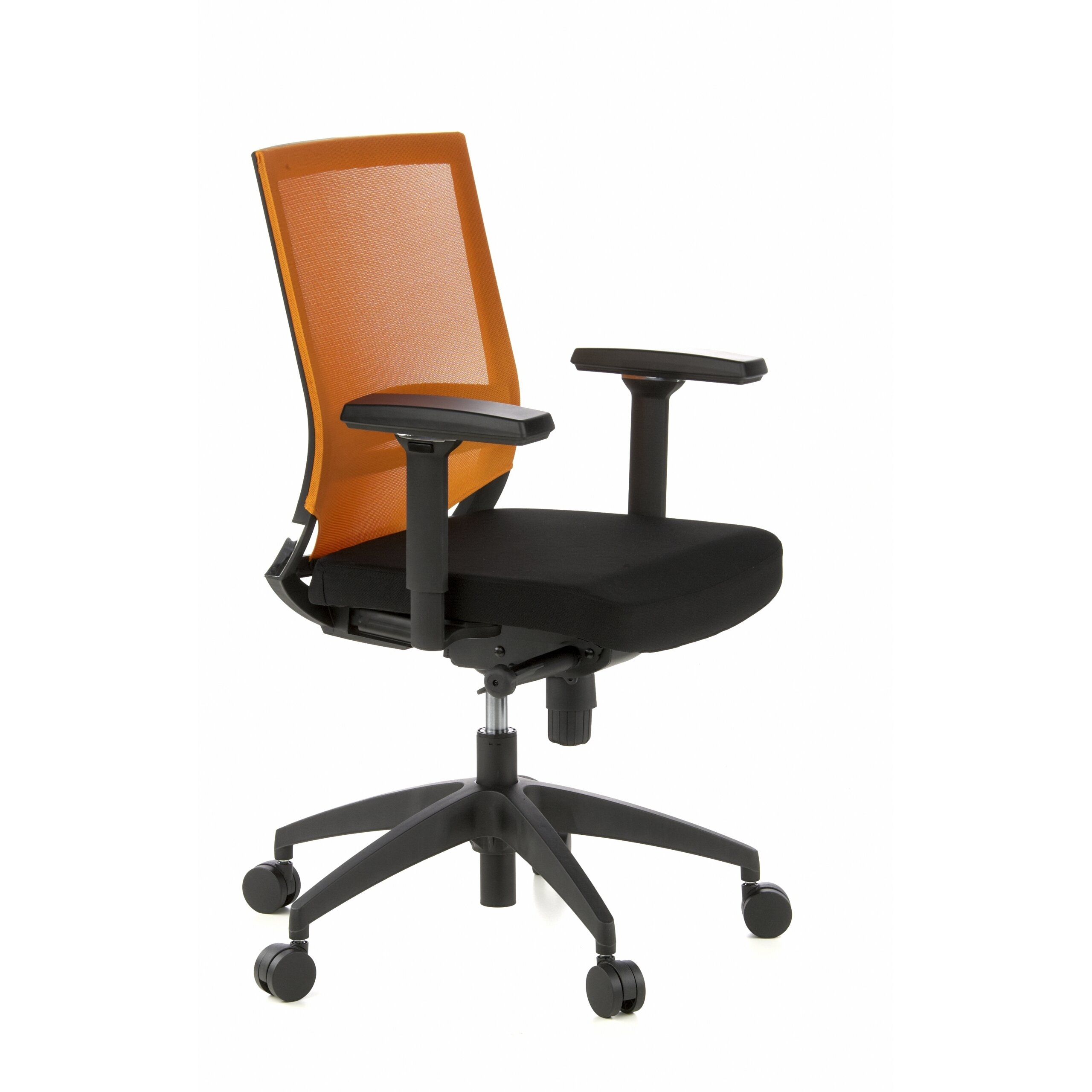 Ein moderner schwarzer Buerostuhl mit orangefarbener Netzrückenlehne und Rollen auf weiÃem Hintergrund.