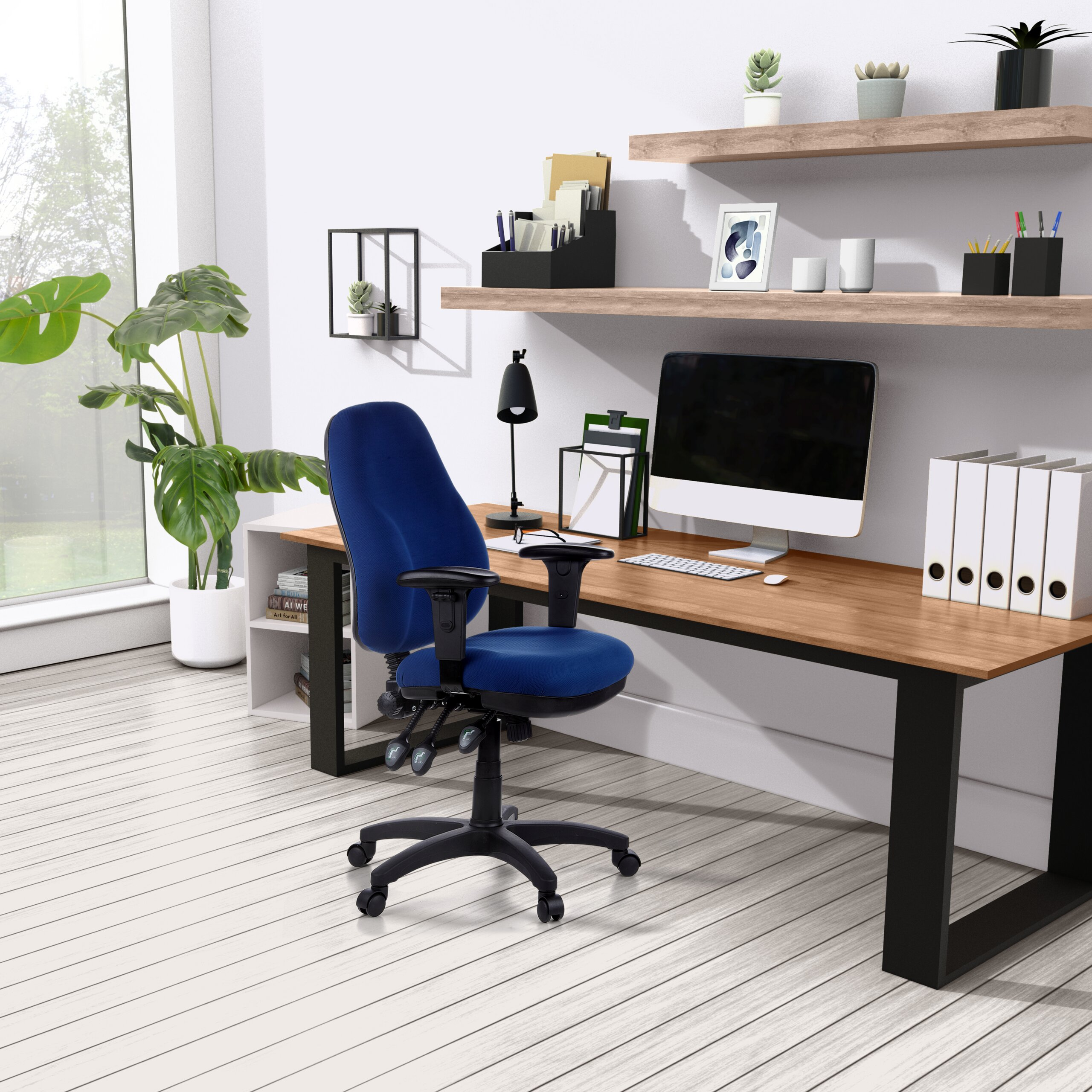 Moderne Arbeitsplatz mit Holztisch, blauem Bürostuhl, Computer und Regalen.