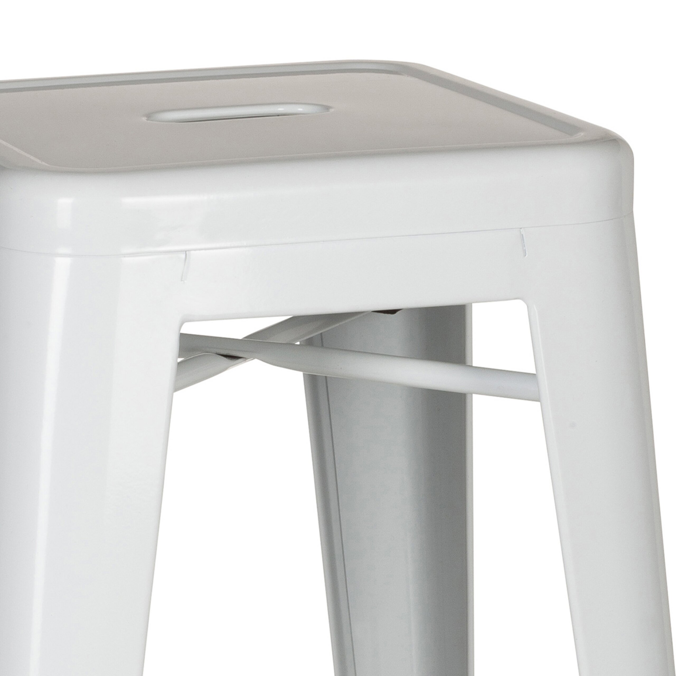 Ein weißer, moderner Metallhocker mit Sitzgriff und kreuzförmiger Fußstütze vor weißem Hintergrund.