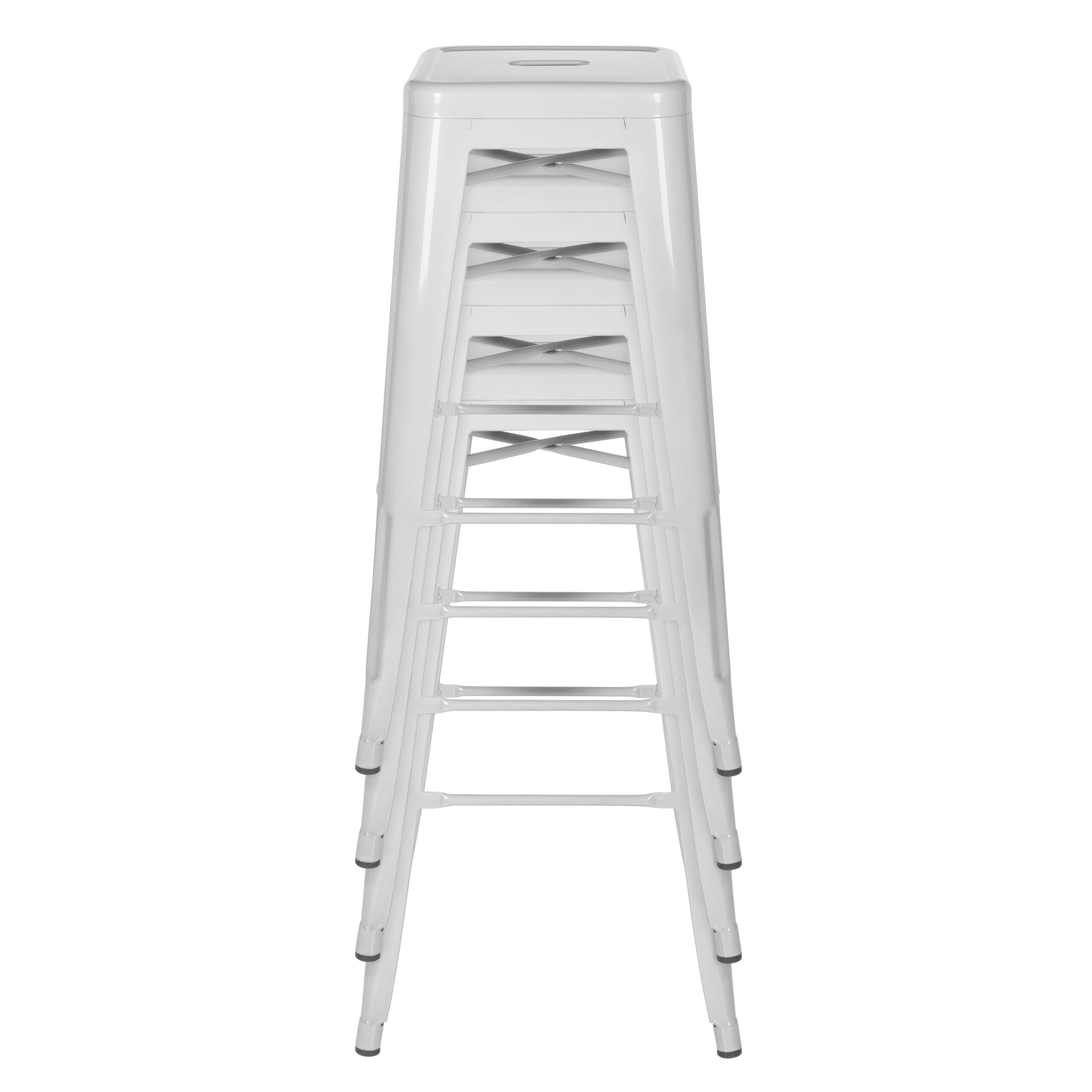 Ein turmhoher Stapel weißer Metallhocker vor weißem Hintergrund.
