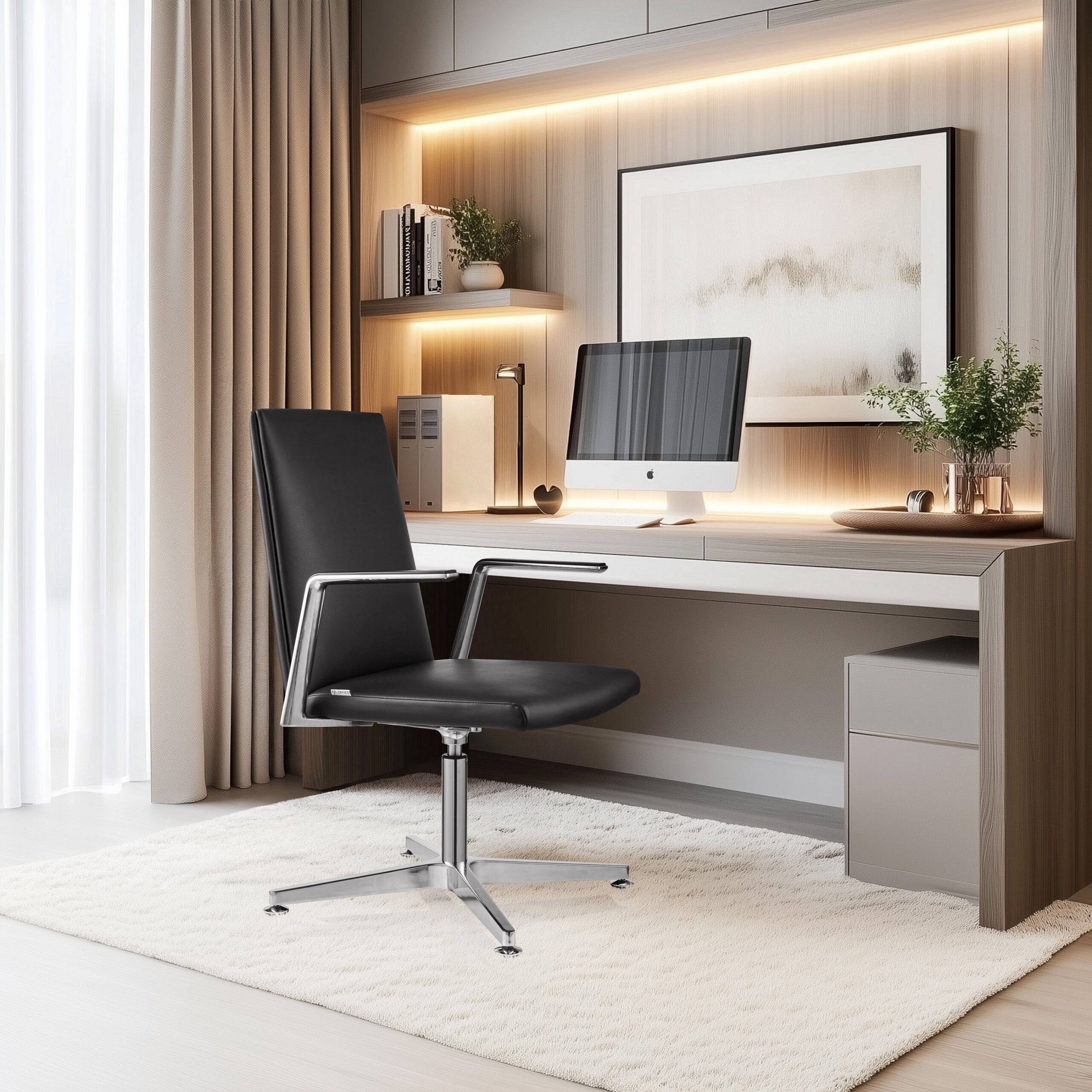 Moderne Büroarbeitsplatz mit schwarzem Drehstuhl auf einem weißen Teppich vor einem Holztisch mit Computer.