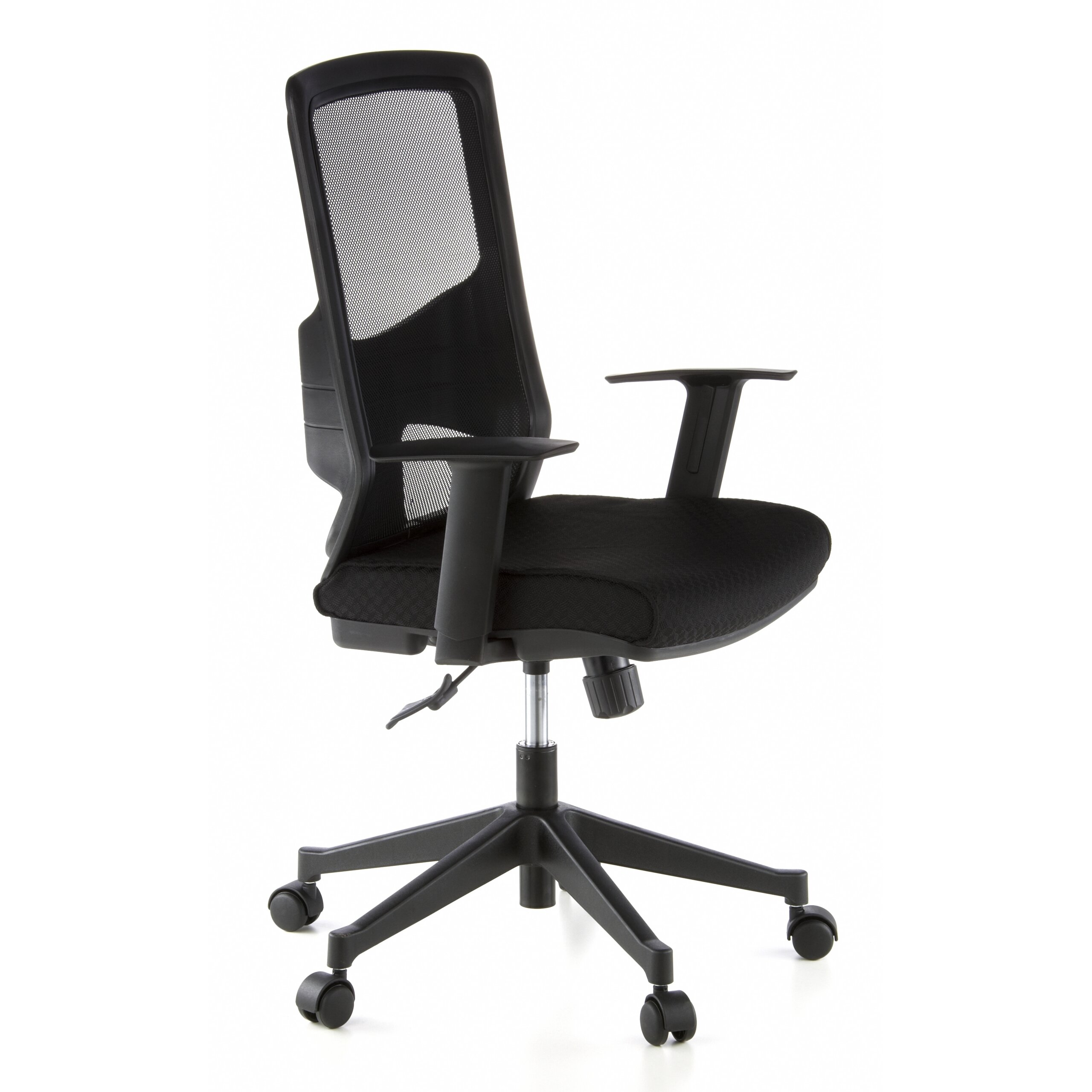 Ein schwarzer ergonomischer Buerostuhl mit Netzzuecken, Armlehnen und Rollen auf weissem Grund.