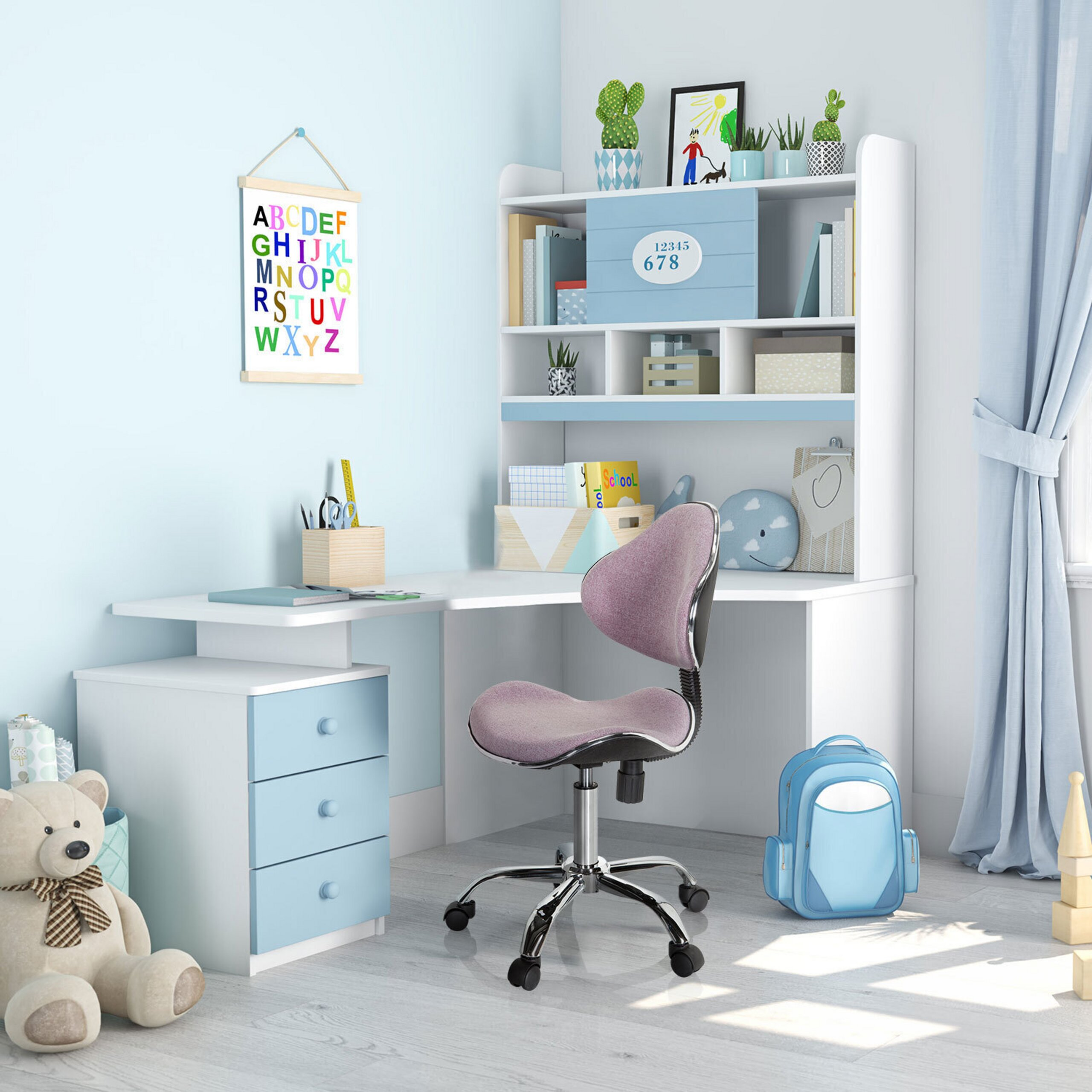 Kinderschreibtisch in Weiß und Hellblau mit lila Stuhl, Bücherregal, Alphabetposter und Spielzeug.