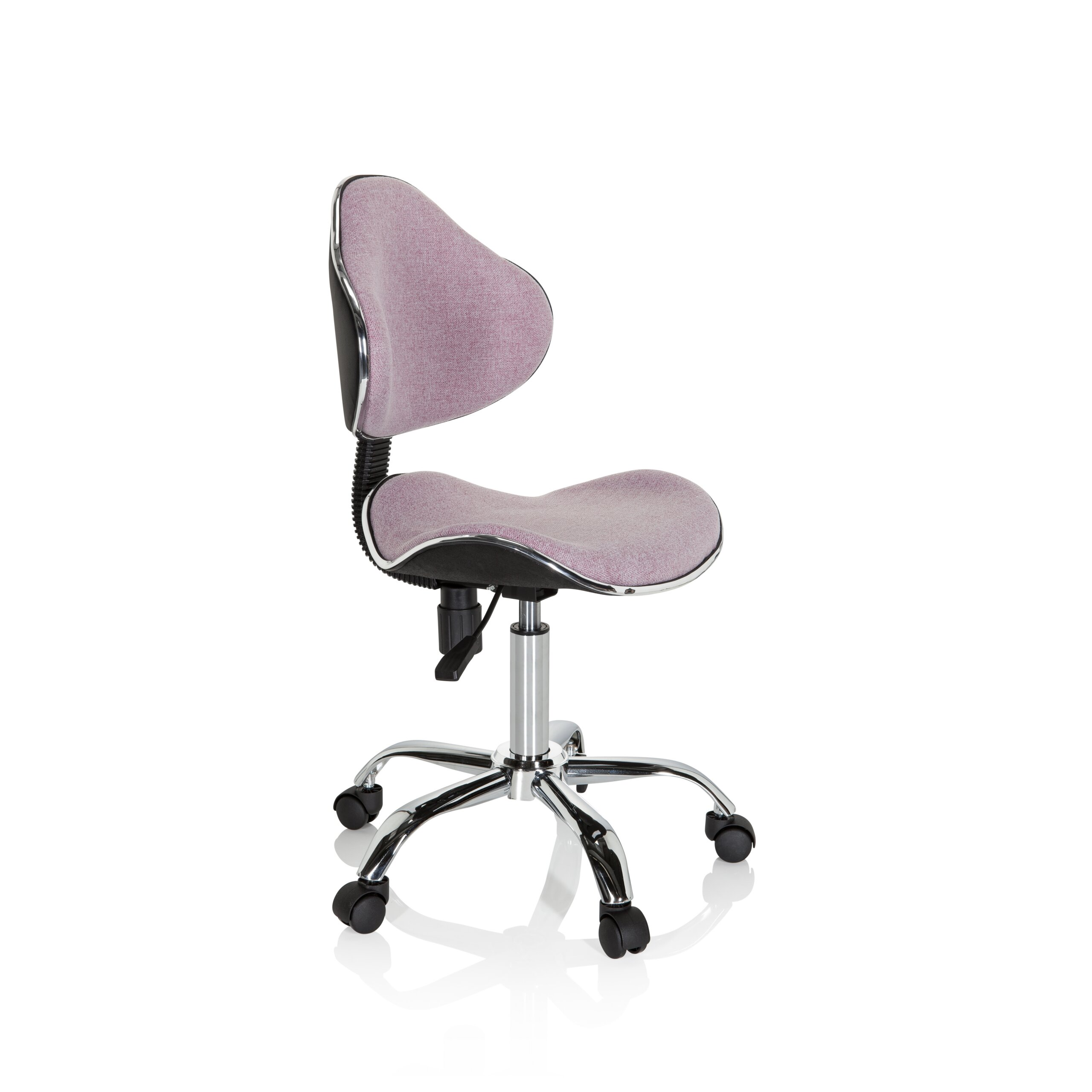 Ein ergonomischer Drehstuhl mit rosa Polsterung, verchromtem Gestell und Rollen auf weiem Hintergrund.