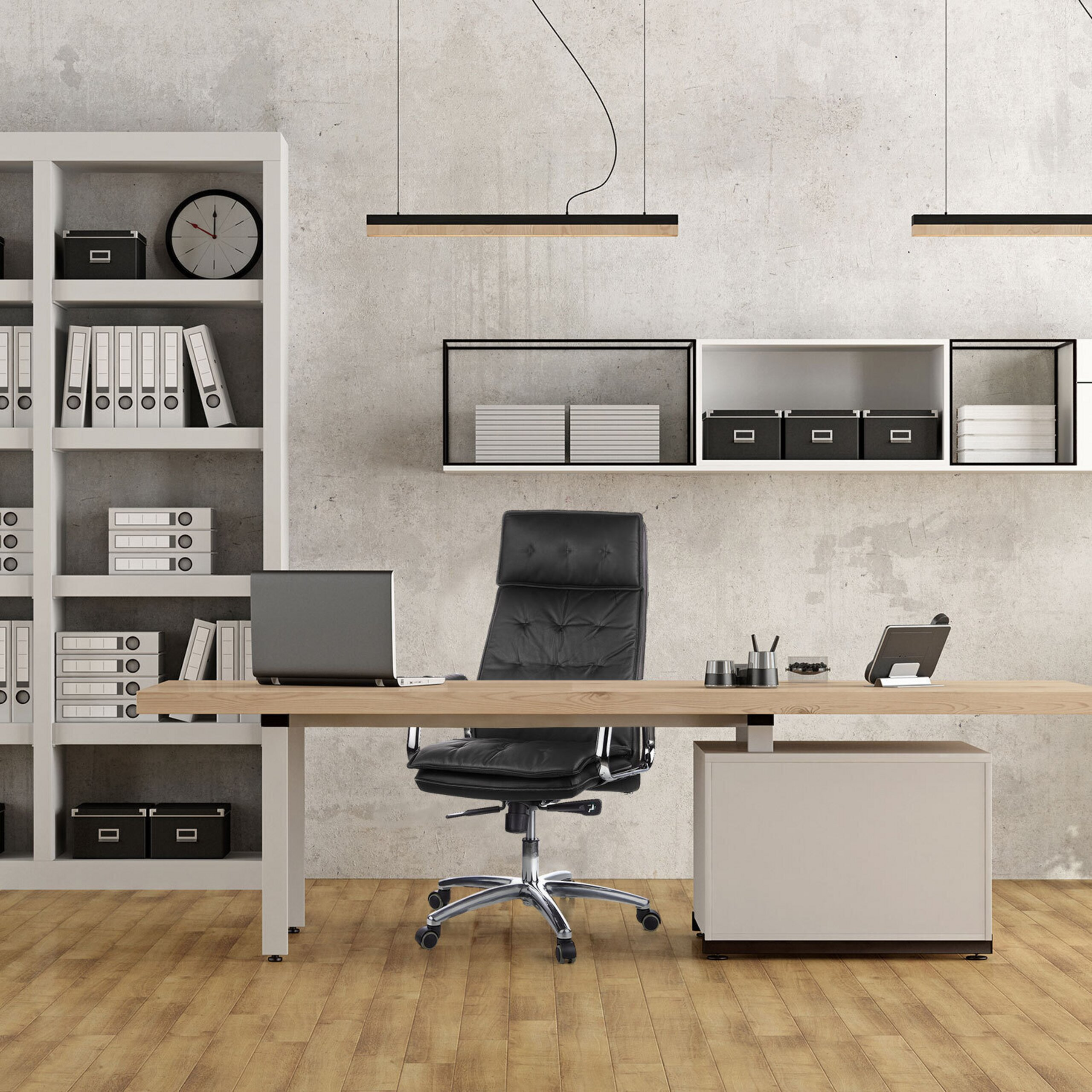 Ein modernes Büro mit einem Holztisch, einem schwarzen Ledersessel, einem Laptop und weißen Regalen an einer Betonwand.