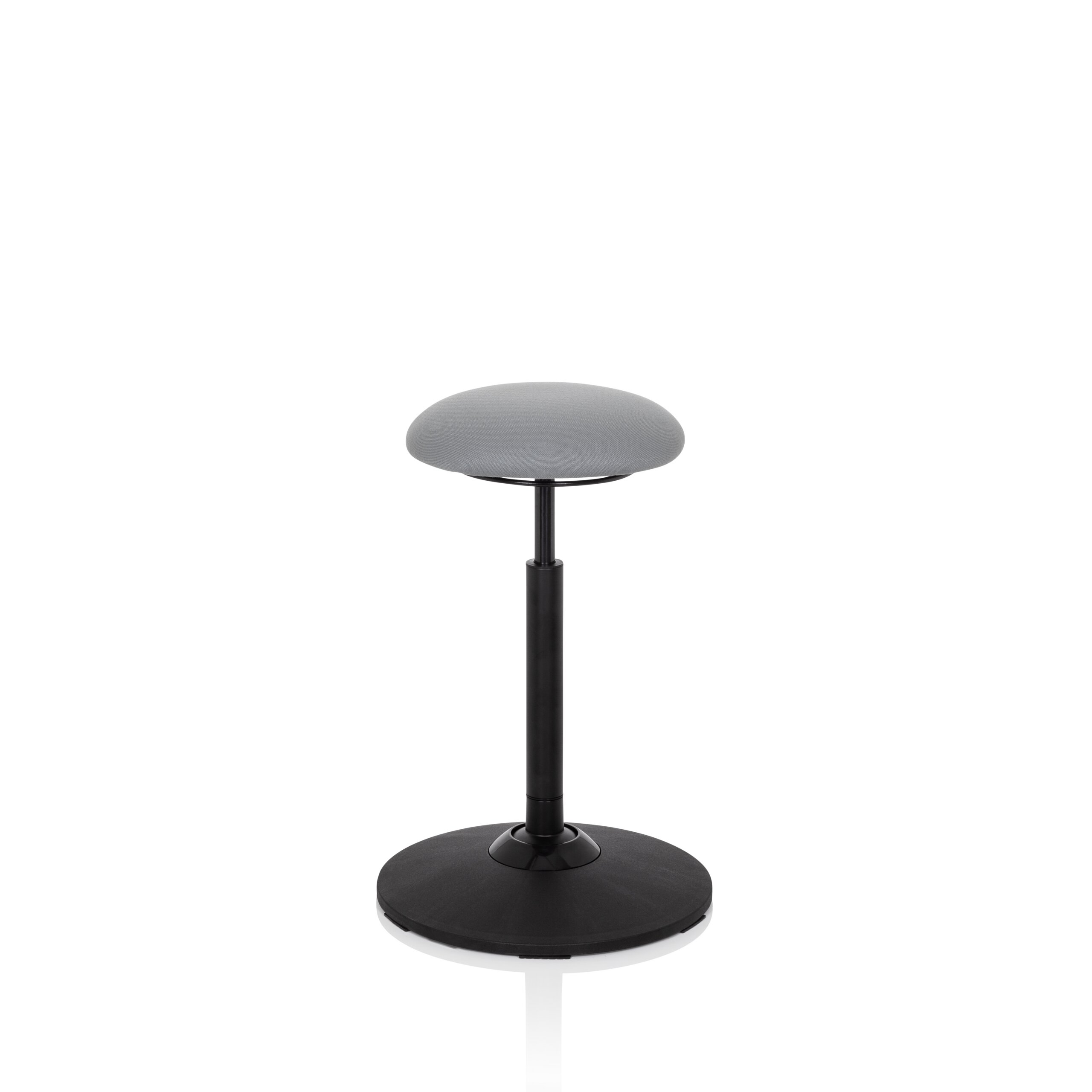 Ein ergonomischer Hocker mit grauem, ovalem Sitz, schwarzem Metallstandfuß und rundem Sockel auf weißem Grund.