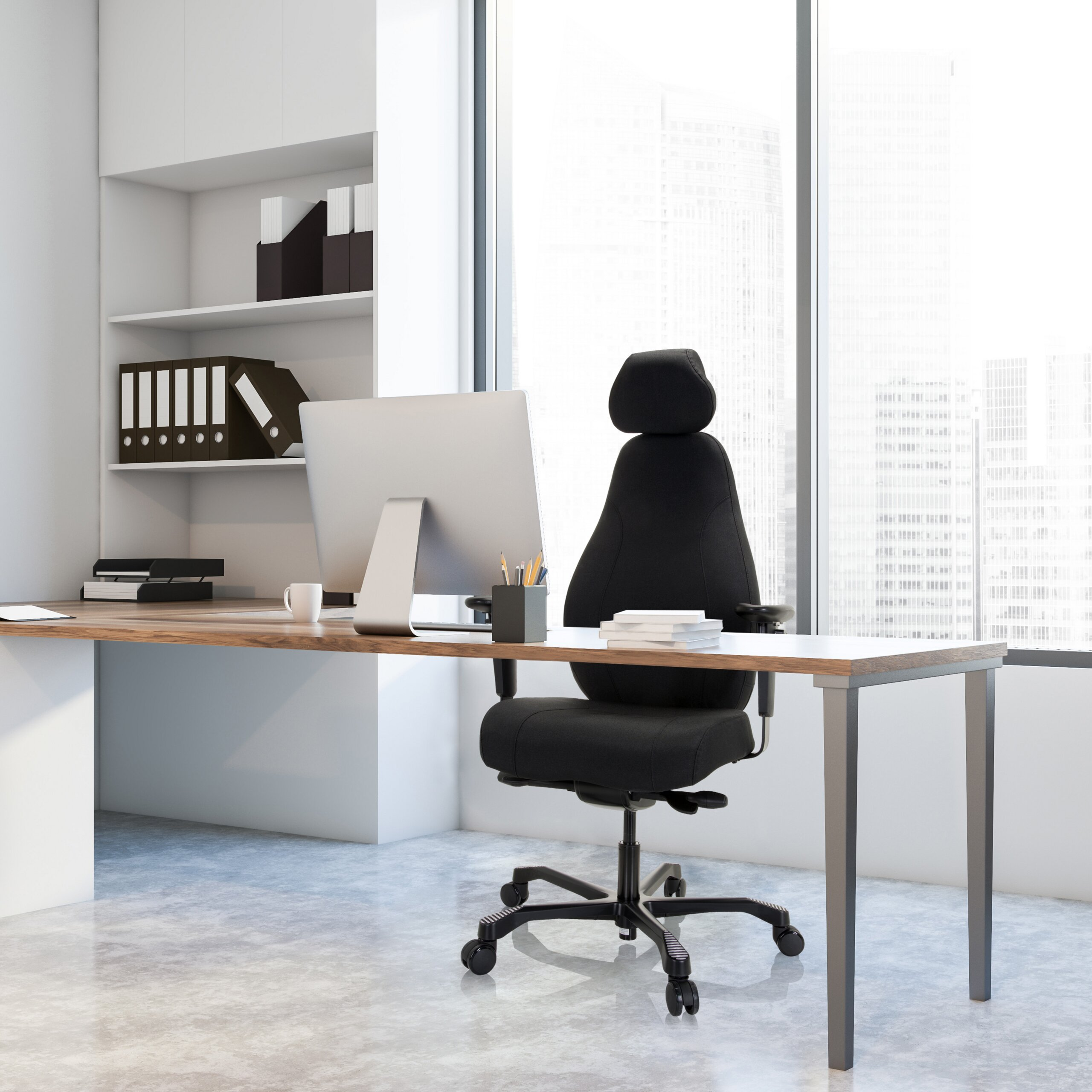 Moderne Arbeitsplatz mit Holztisch, schwarzem Bürostuhl, Computer und Regalen vor großem Fenster.