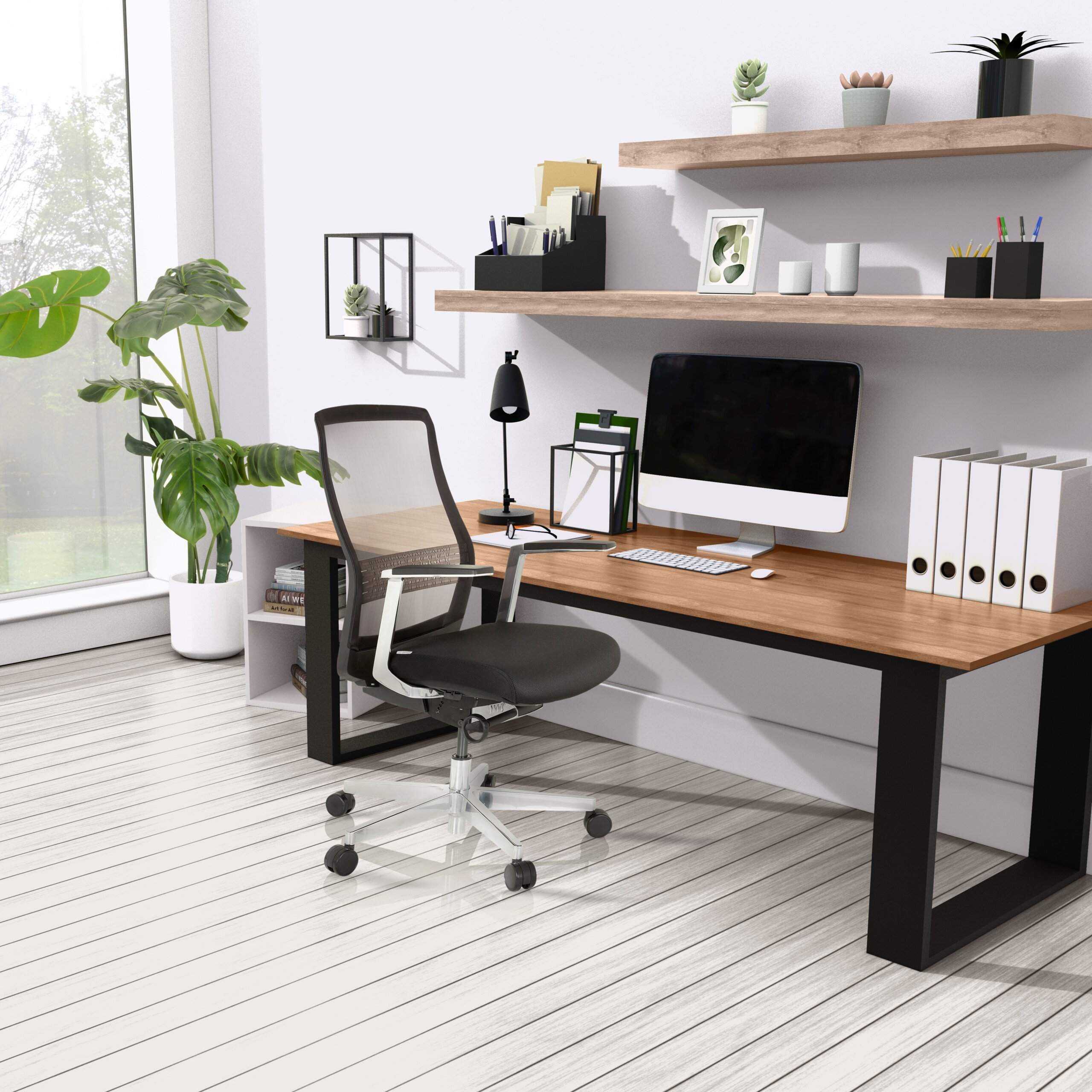 Ein modernes Arbeitszimmer mit Holztisch, schwarzem Netzstuhl, Computer und Holzregalen an einer weißen Wand.