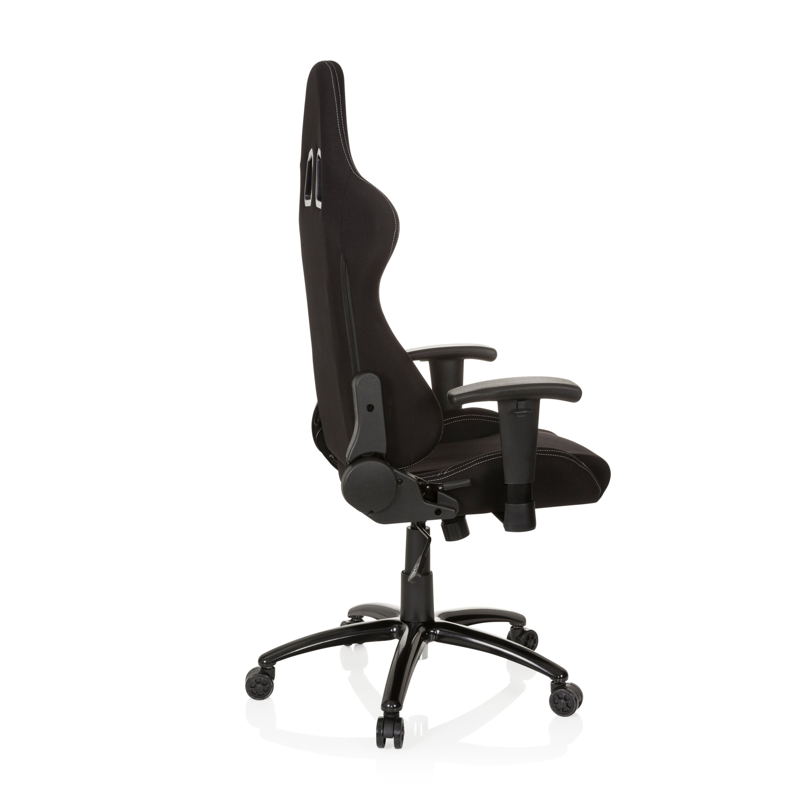 Ein schwarzer Gaming-Stuhl mit hoher Rückenlehne und Rollen auf weißem Hintergrund.