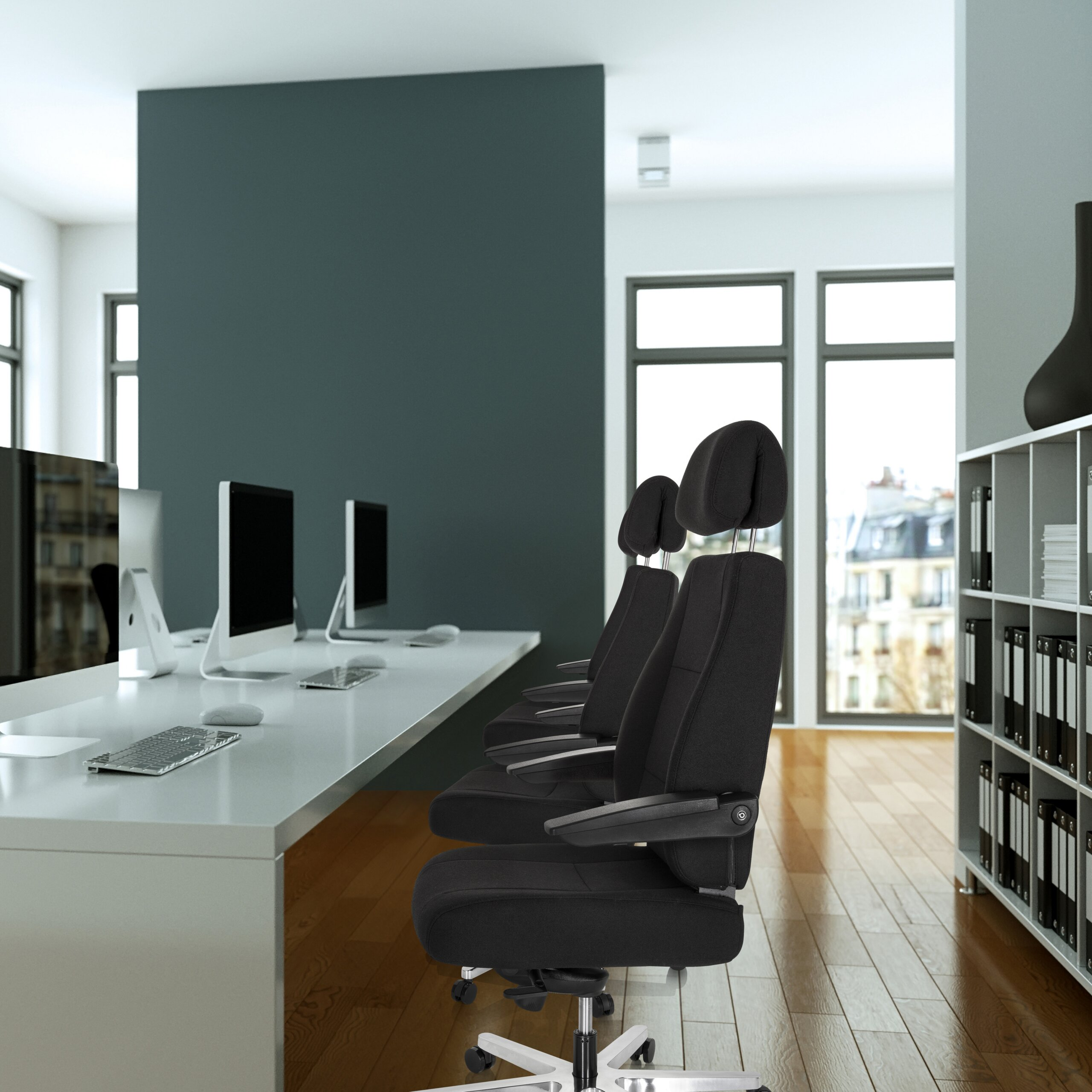 Moderne Buerouebersicht mit Holzboden, Computertischen, schwarzen Buerostuehlen und einem Regal.
