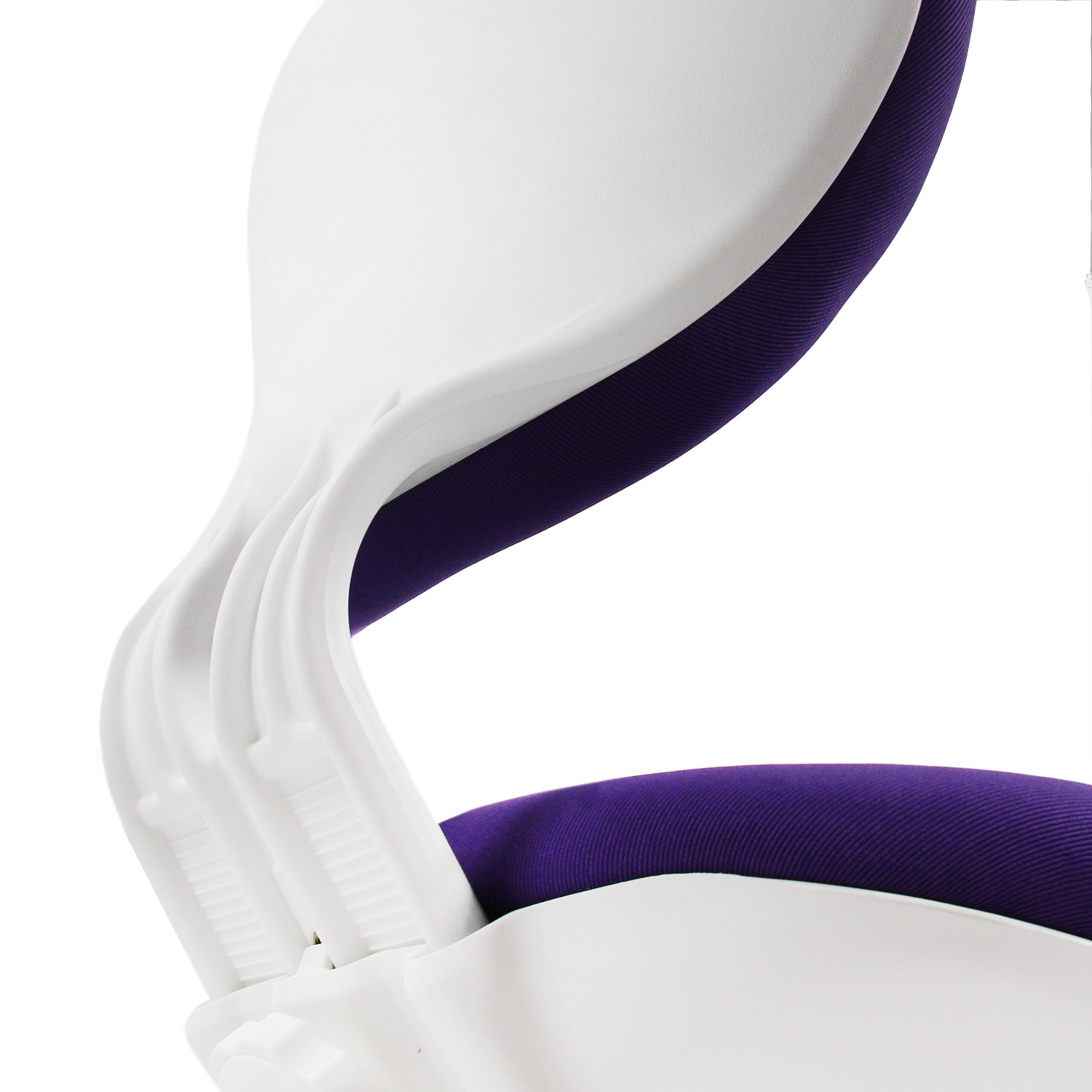 Nahaufnahme eines modernen Stuhls mit weißer Rückseite und violettem Stoff auf weißem Hintergrund.