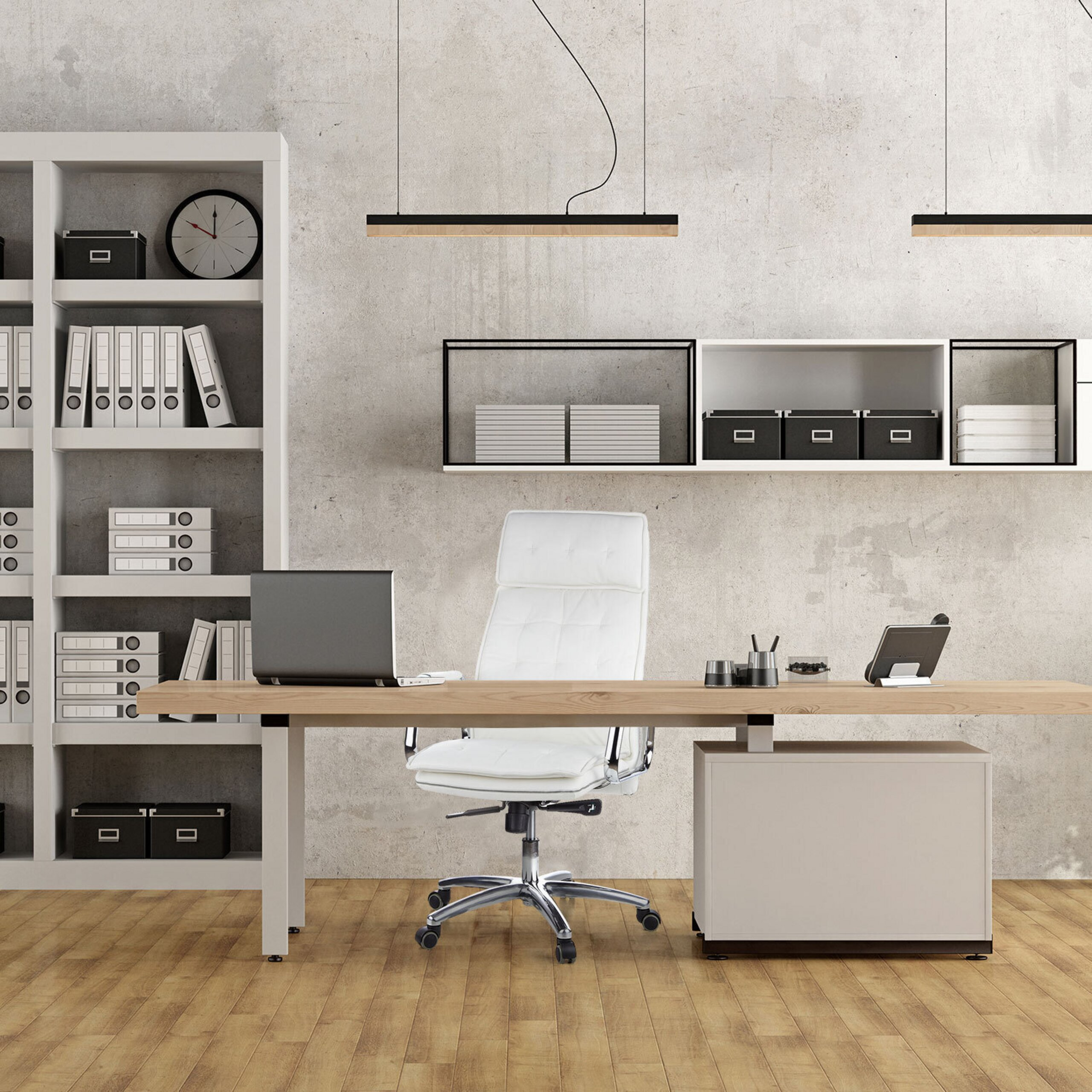Modernes Büro mit Holztisch, weißem Stuhl, Laptop und Regalen vor einer Betonwand.